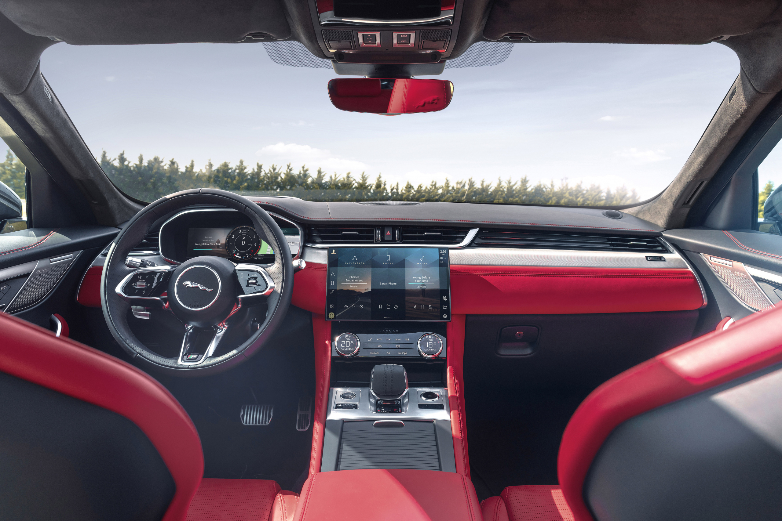 De nieuwe Jaguar F-Pace kun je in het stopcontact steken