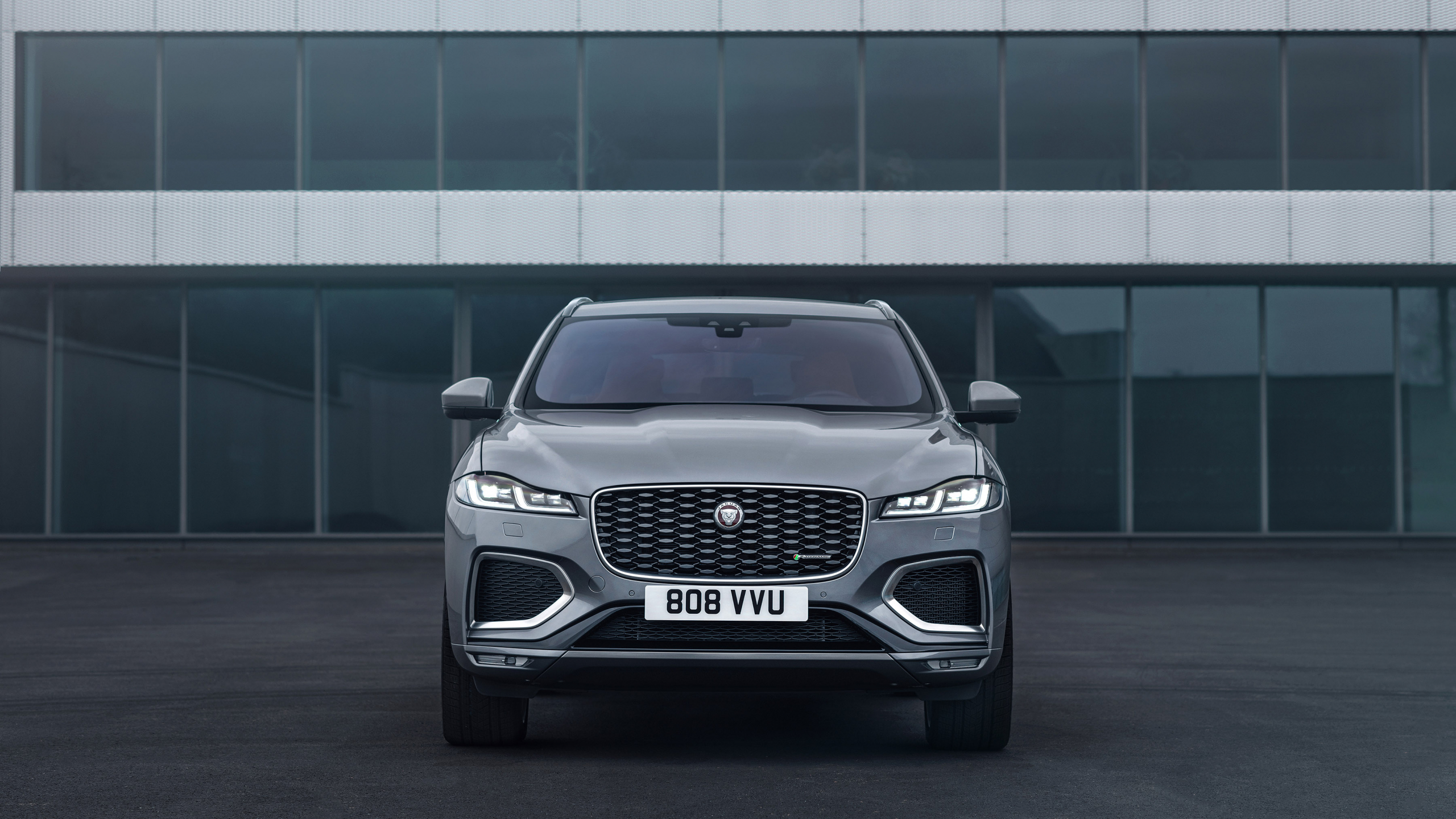 De nieuwe Jaguar F-Pace kun je in het stopcontact steken
