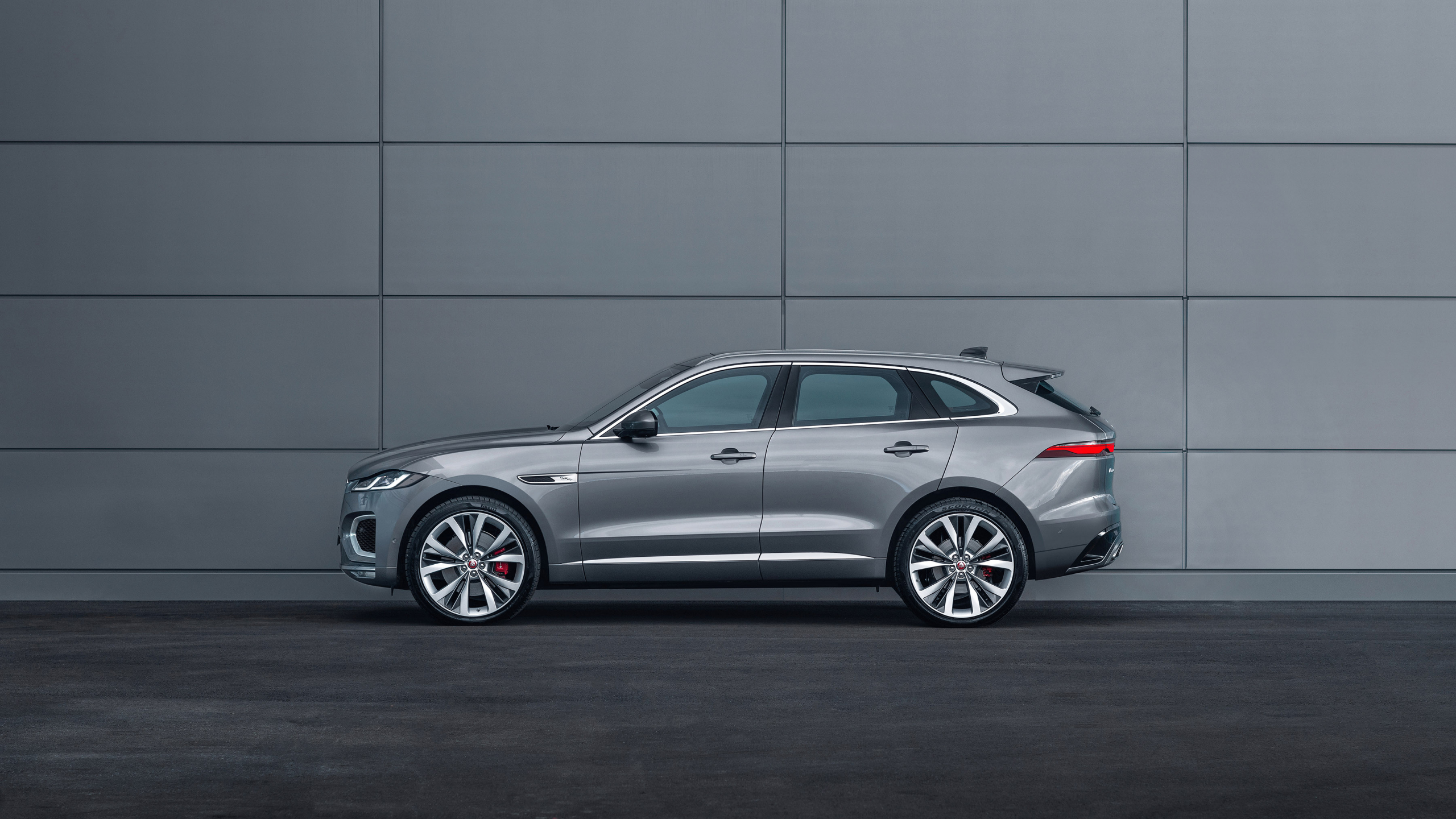 De nieuwe Jaguar F-Pace kun je in het stopcontact steken