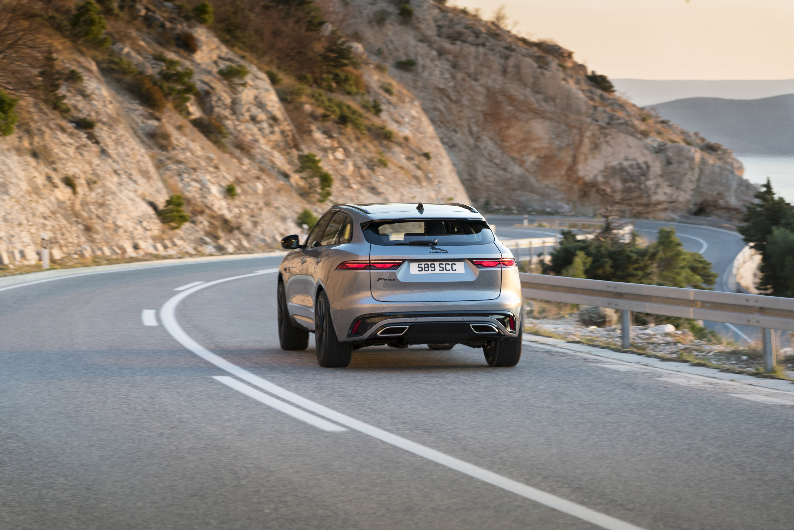 De nieuwe Jaguar F-Pace kun je in het stopcontact steken