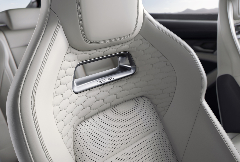 Sint, mogen wij een nieuwe Jaguar F-Pace SVR in onze schoen?