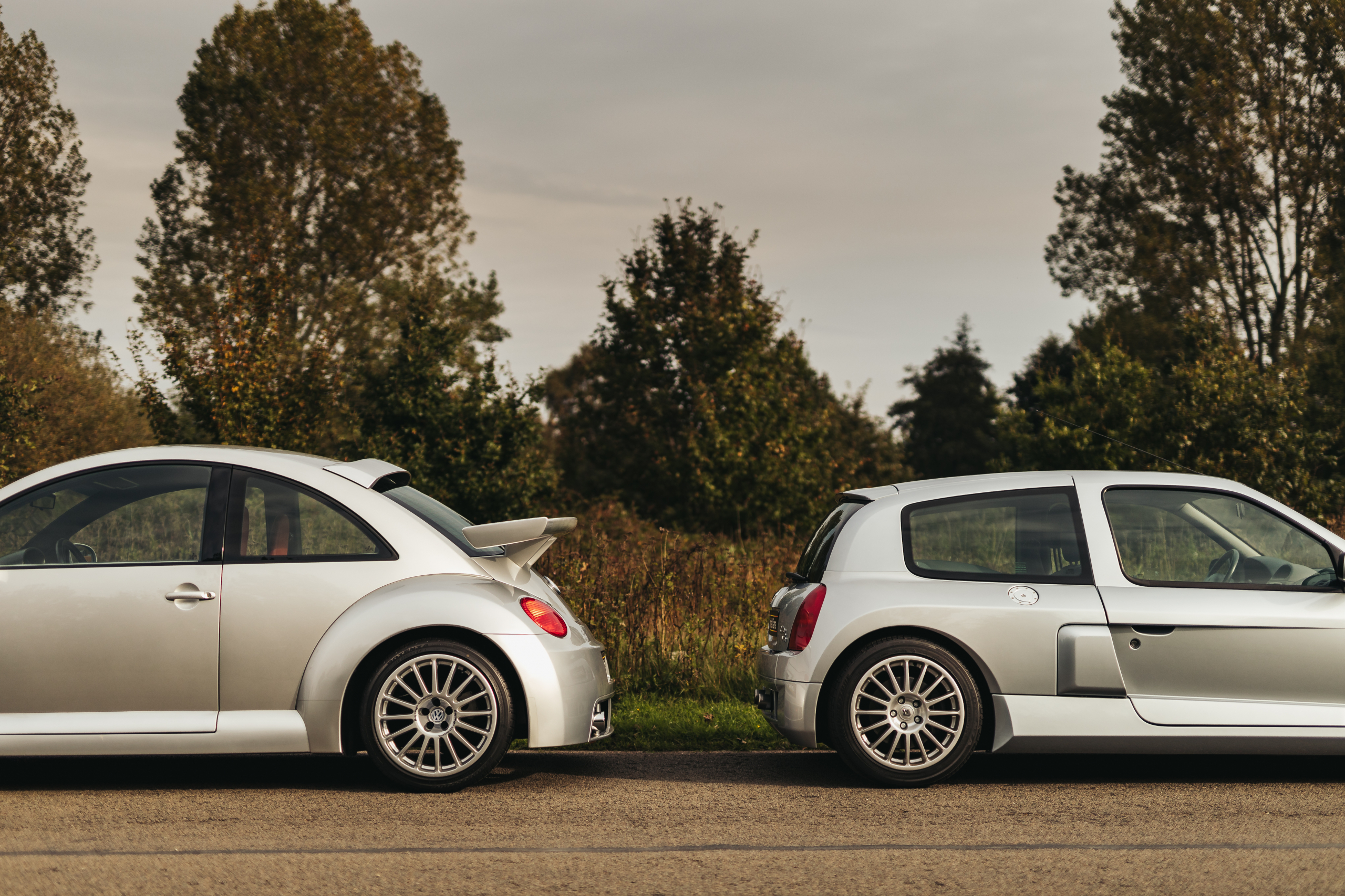 Renault Clio Sport V6 vs. Volkswagen New Beetle RSi: Wie heeft de dikste kont?