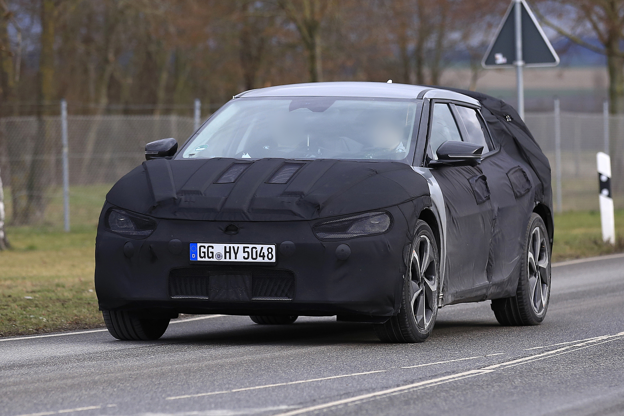 Hier rijdt de elektrische Hyundai Ioniq 5, maar dan van Kia