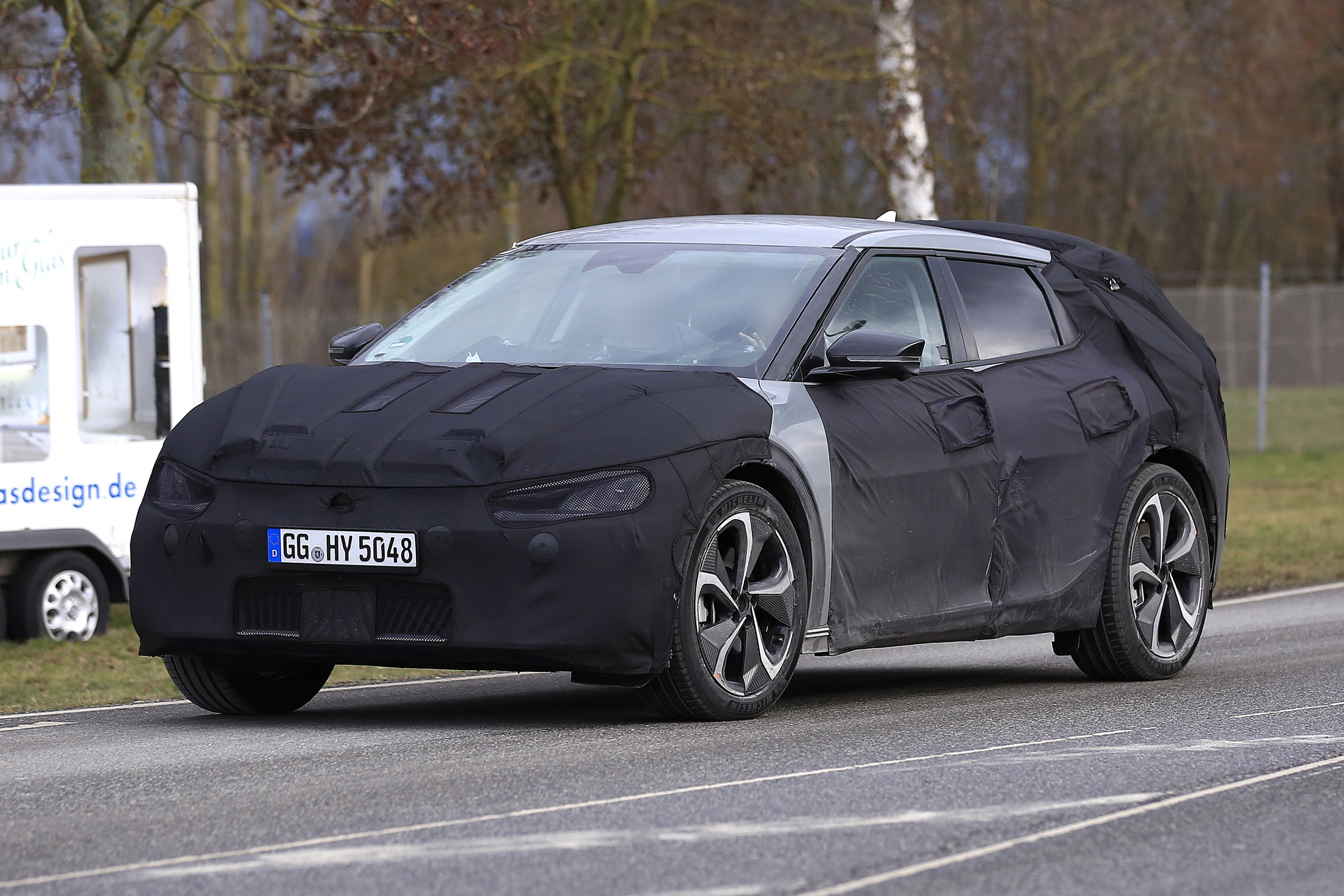 Hier rijdt de elektrische Hyundai Ioniq 5, maar dan van Kia