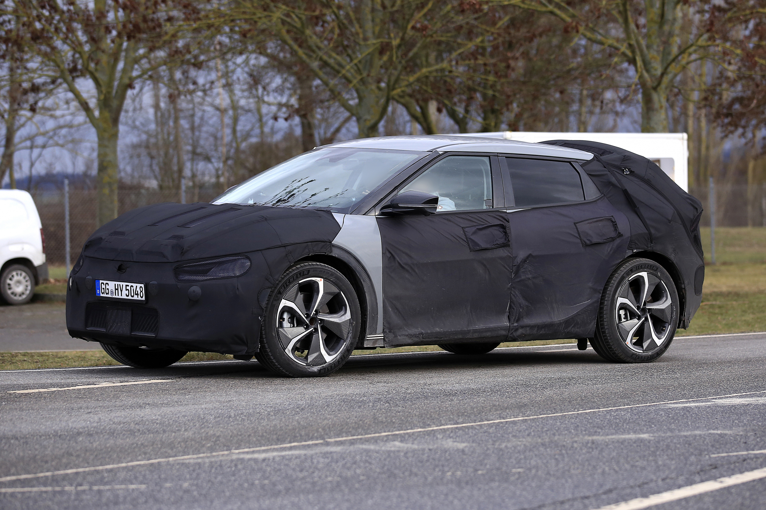 Hier rijdt de elektrische Hyundai Ioniq 5, maar dan van Kia