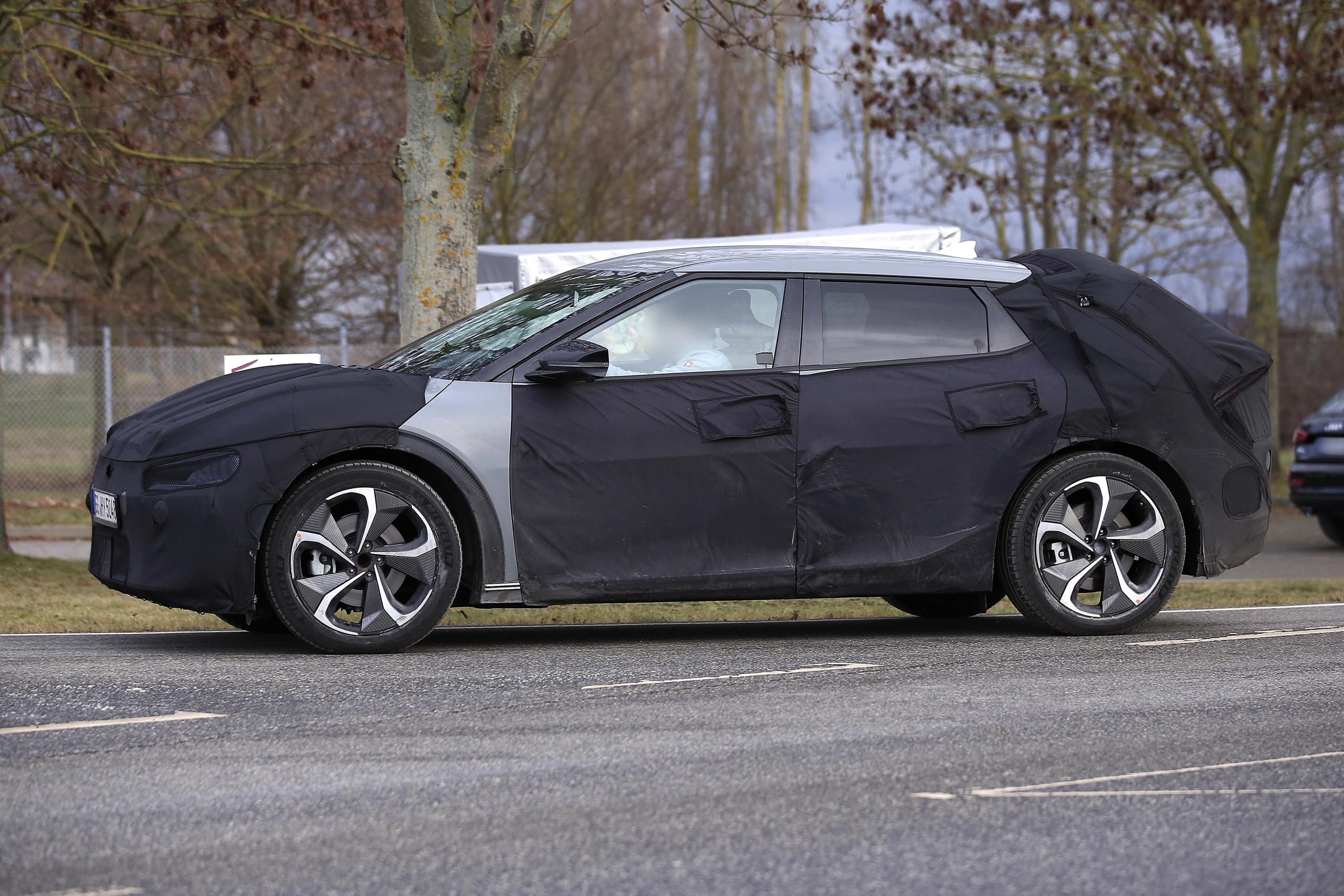 Hier rijdt de elektrische Hyundai Ioniq 5, maar dan van Kia