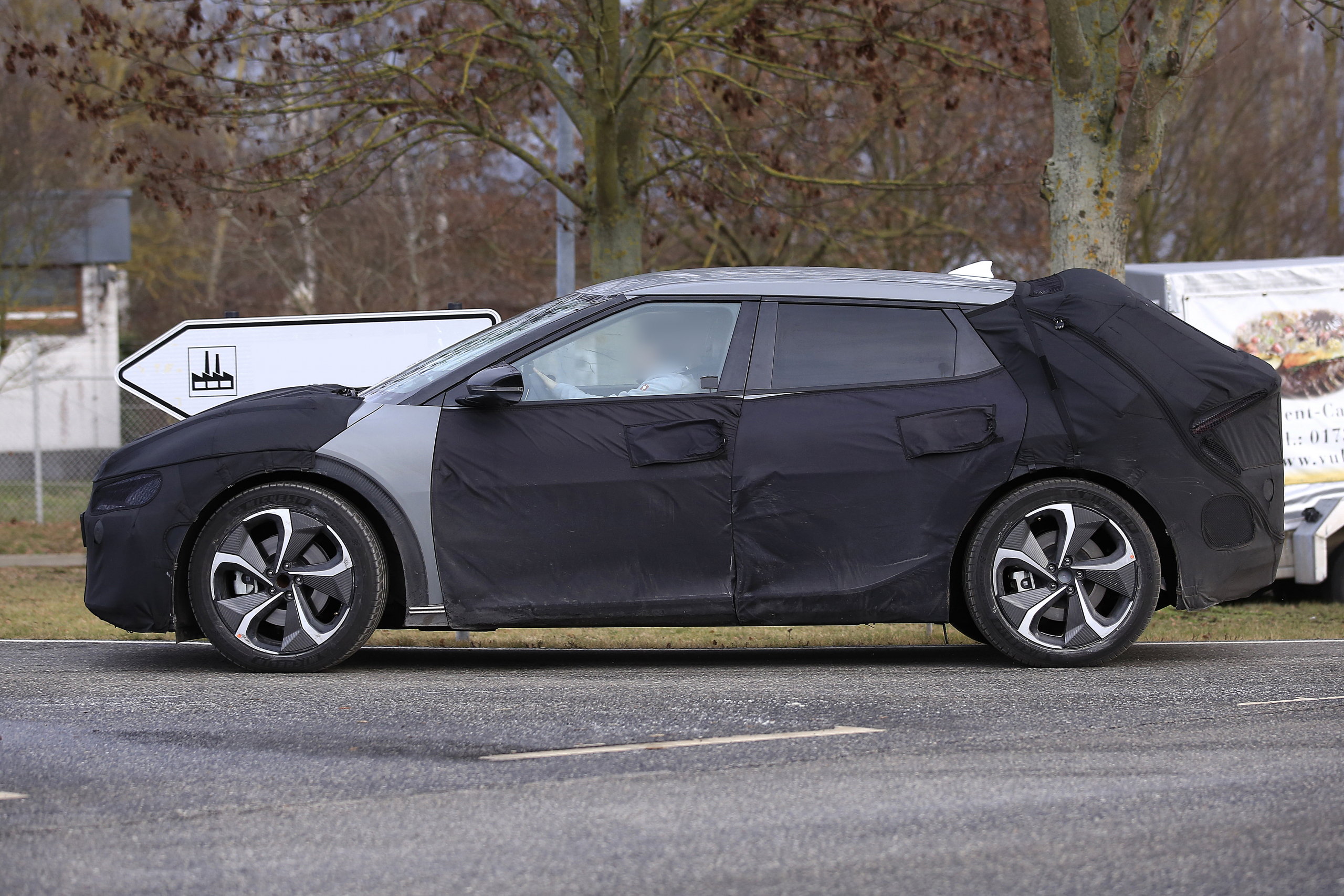 Hier rijdt de elektrische Hyundai Ioniq 5, maar dan van Kia