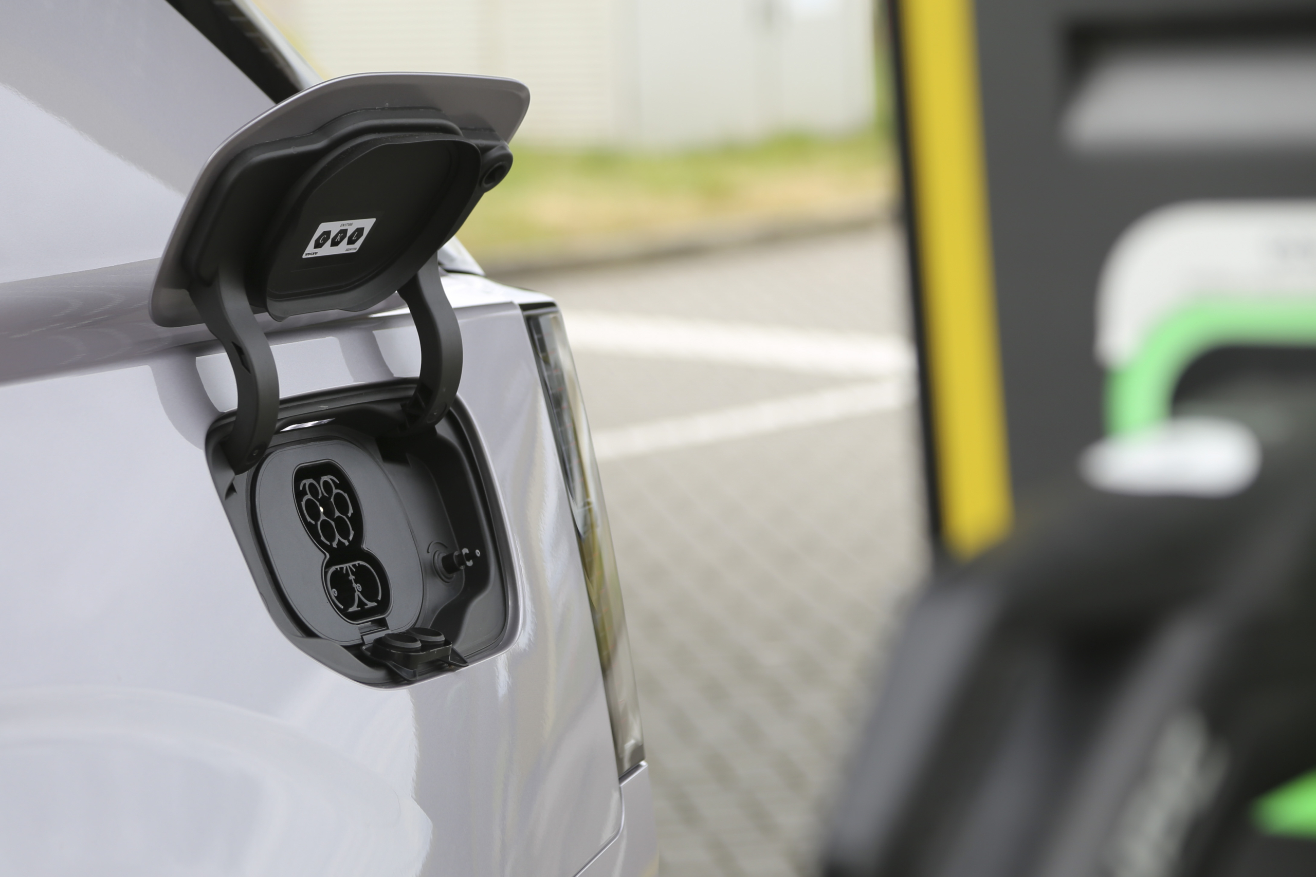 Volvo EX60 laadt sneller met 370 kW dan BMW iX3 met 400 kW