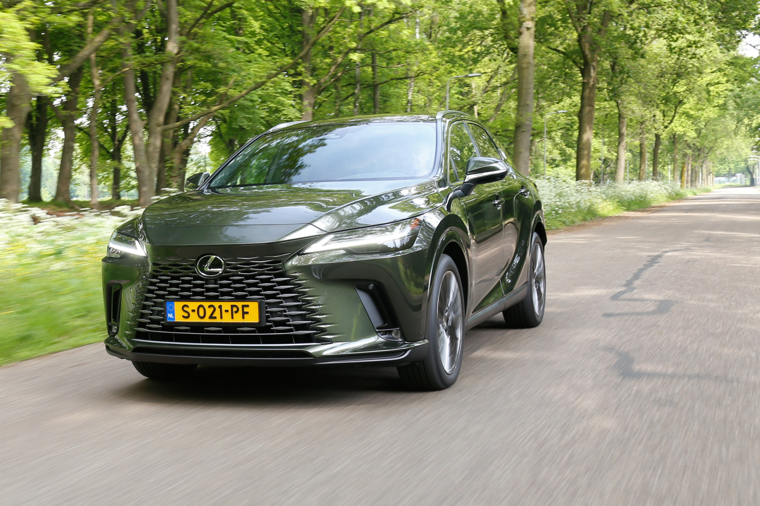 Lexus RX 450h+ (2023) review: waarom elke Lexus een stekker moet hebben