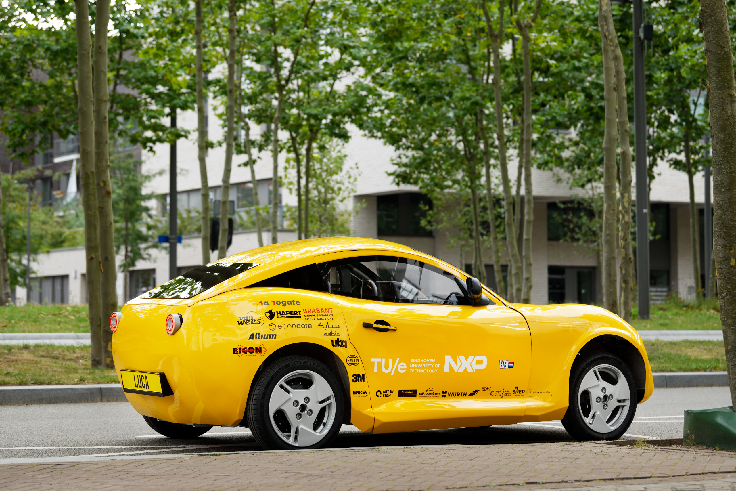 Deze Nederlandse auto heet Luca en is gemaakt van lege flesjes
