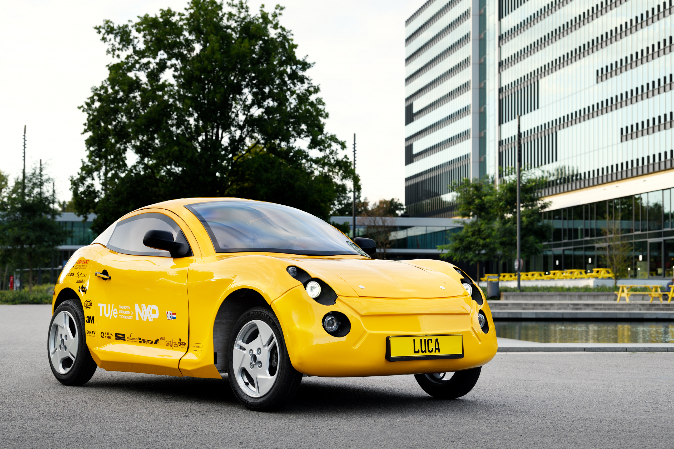 Deze Nederlandse auto heet Luca en is gemaakt van lege flesjes