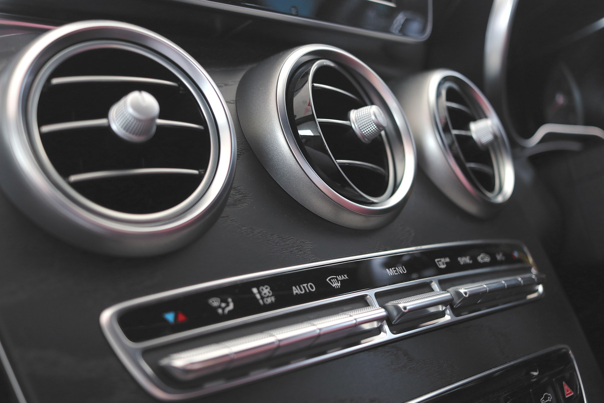 Waarom het riskant is je automotor warm te laten draaien