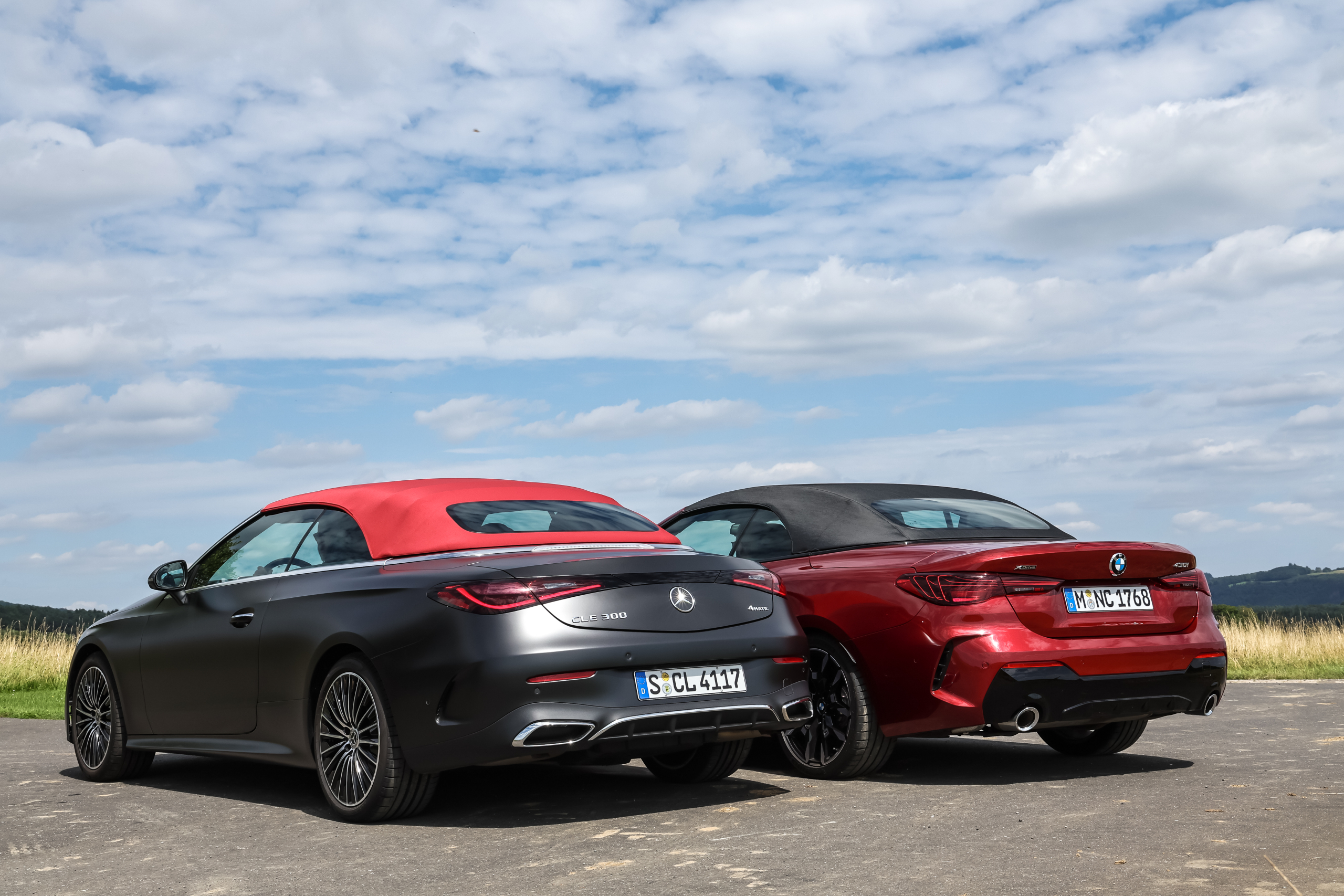 TEST Mercedes CLE Cabriolet verslaat BMW 430i Cabrio met lelijkste accessoire ooit