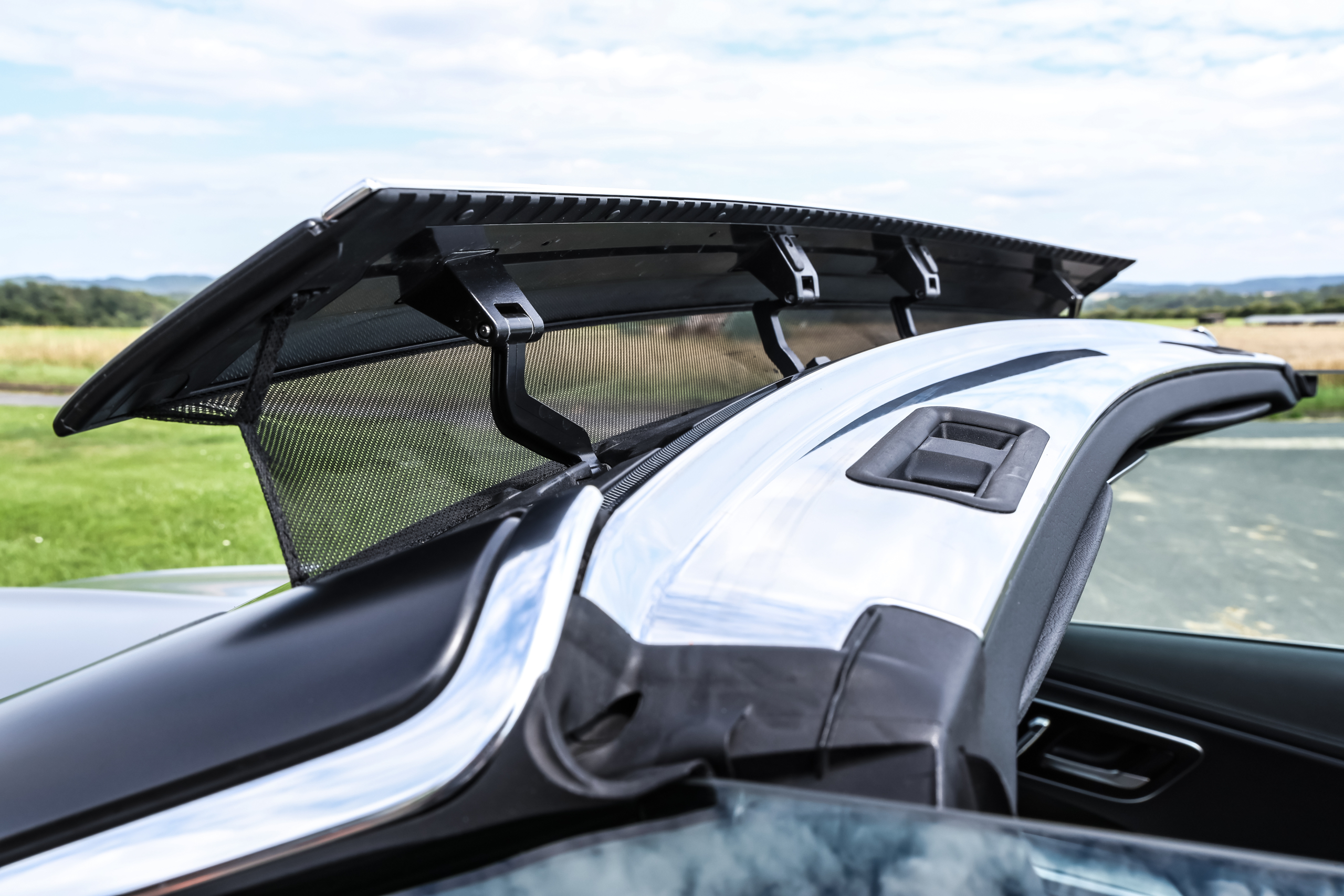 TEST Mercedes CLE Cabriolet verslaat BMW 430i Cabrio met lelijkste accessoire ooit