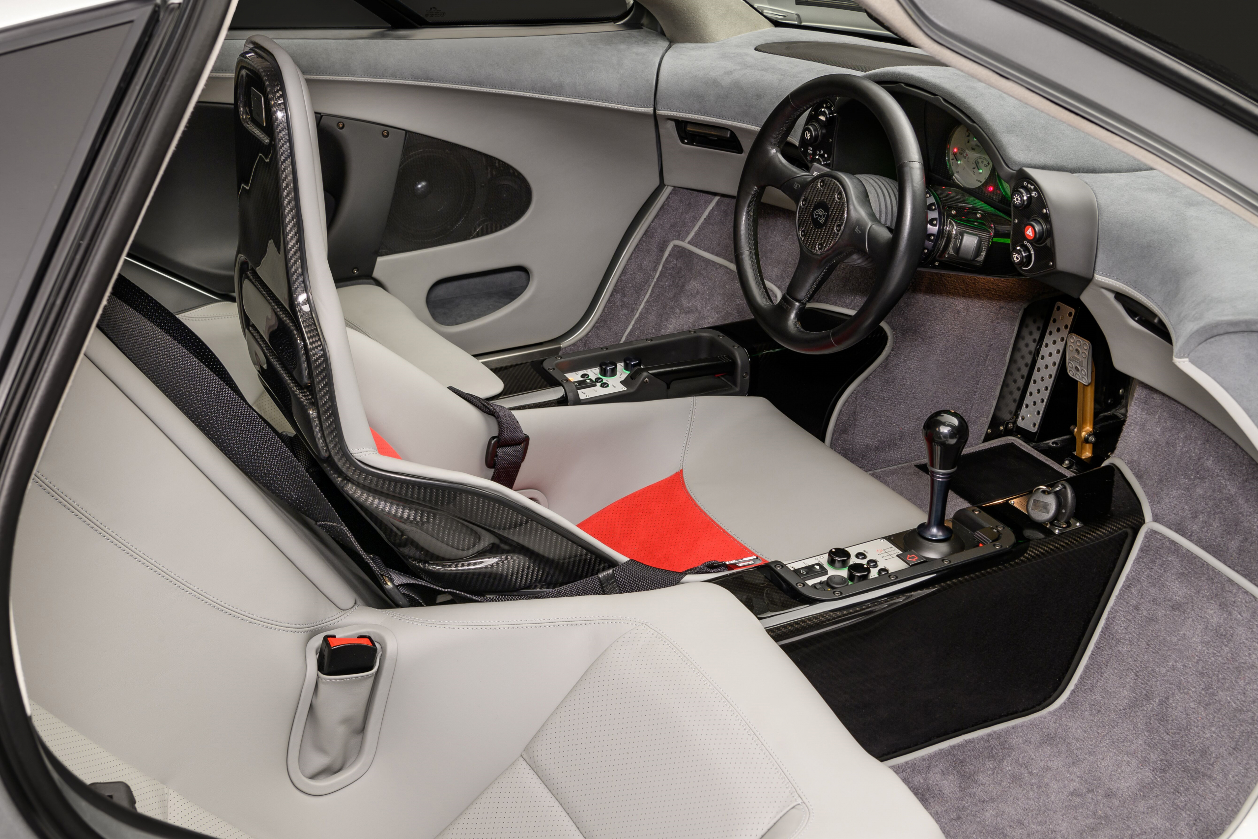 Hoe een piepjonge Elon Musk in 1999 de duurste auto ter wereld kocht