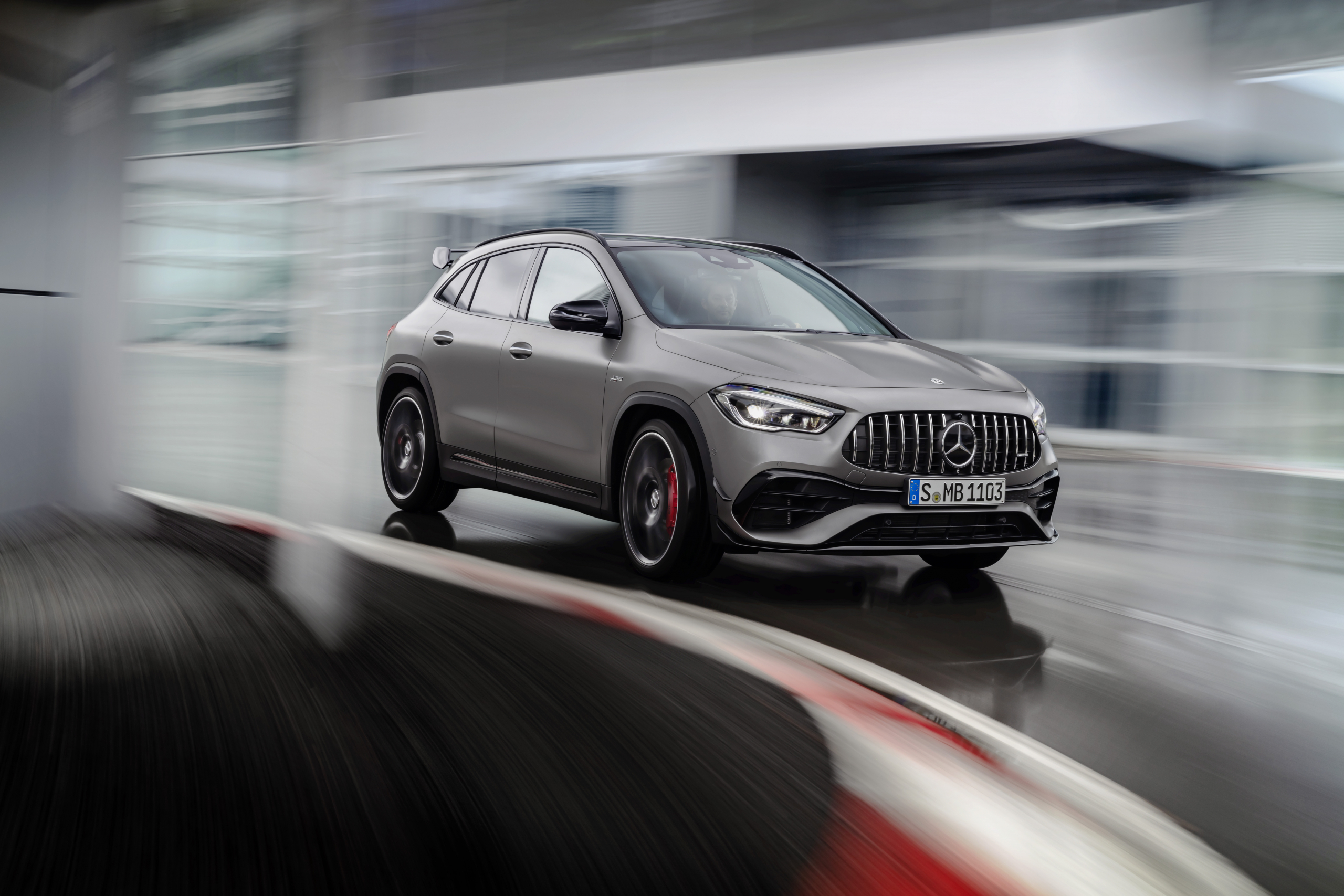 Kijk nou, wéér een Mercedes-AMG! De GLA 45 dit keer