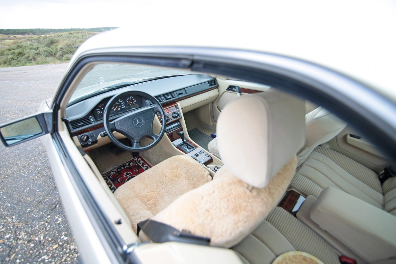 Mercedes 300 CE vs. Volvo 780 - Op je paasbest in twee klassieke coupés