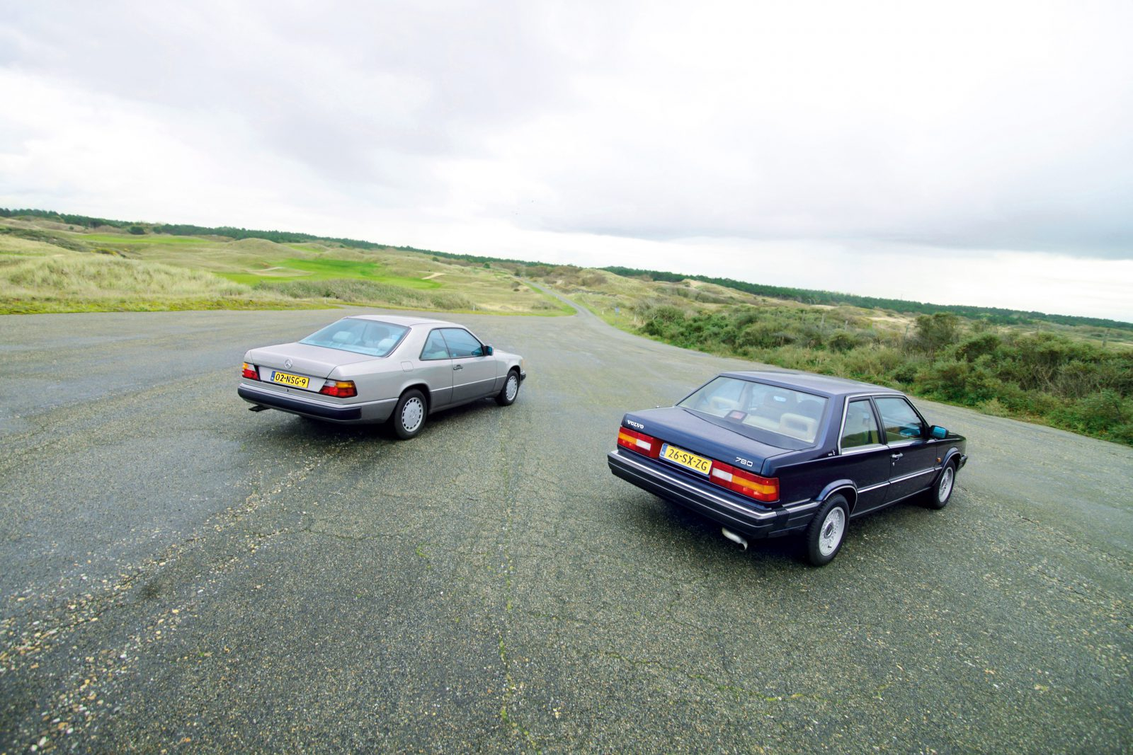 Mercedes 300 CE vs. Volvo 780 - Op je paasbest in twee klassieke coupés