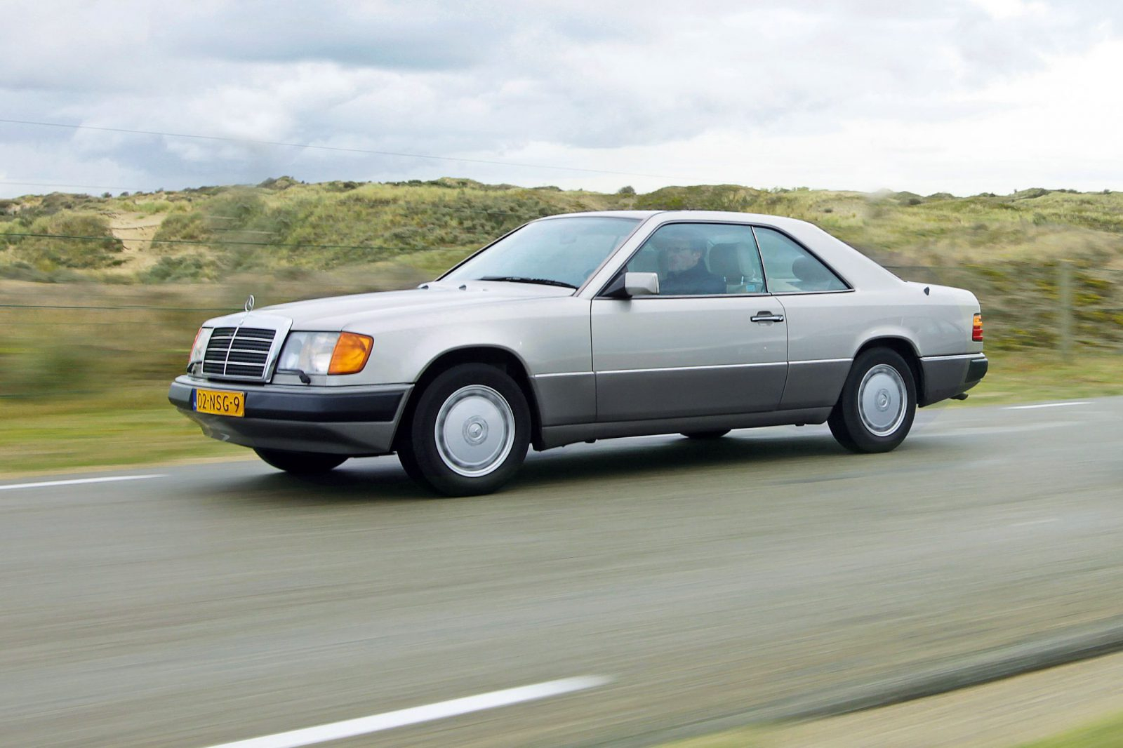 Mercedes 300 CE vs. Volvo 780 - Op je paasbest in twee klassieke coupés