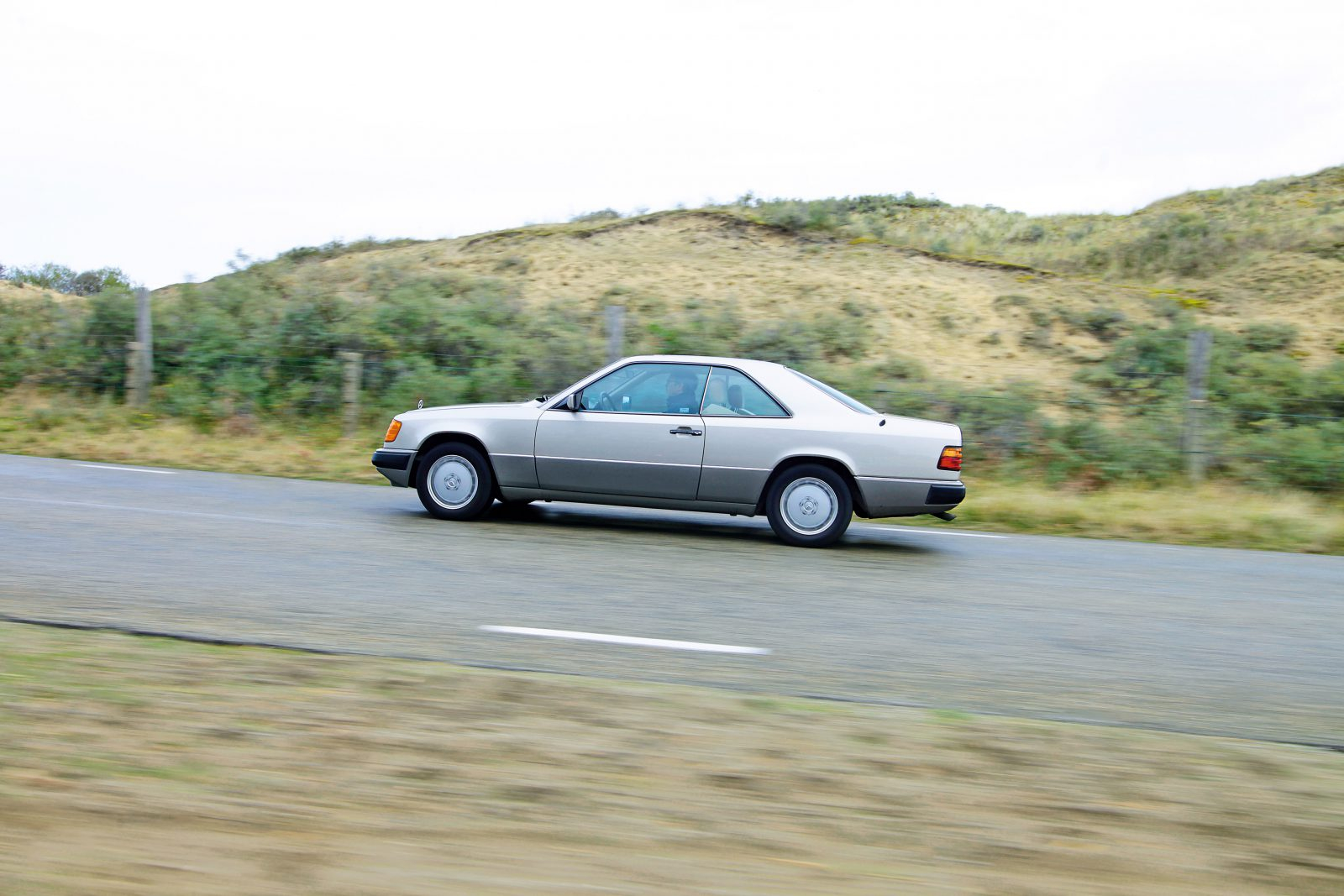 Mercedes 300 CE vs. Volvo 780 - Op je paasbest in twee klassieke coupés