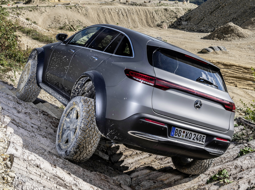Elektrische Mercedes EQC 4x4² zoekt laadpalen in het wild