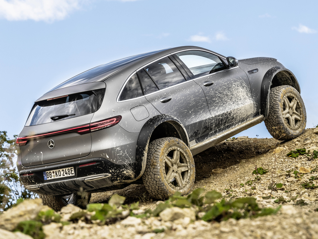 Elektrische Mercedes EQC 4x4² zoekt laadpalen in het wild