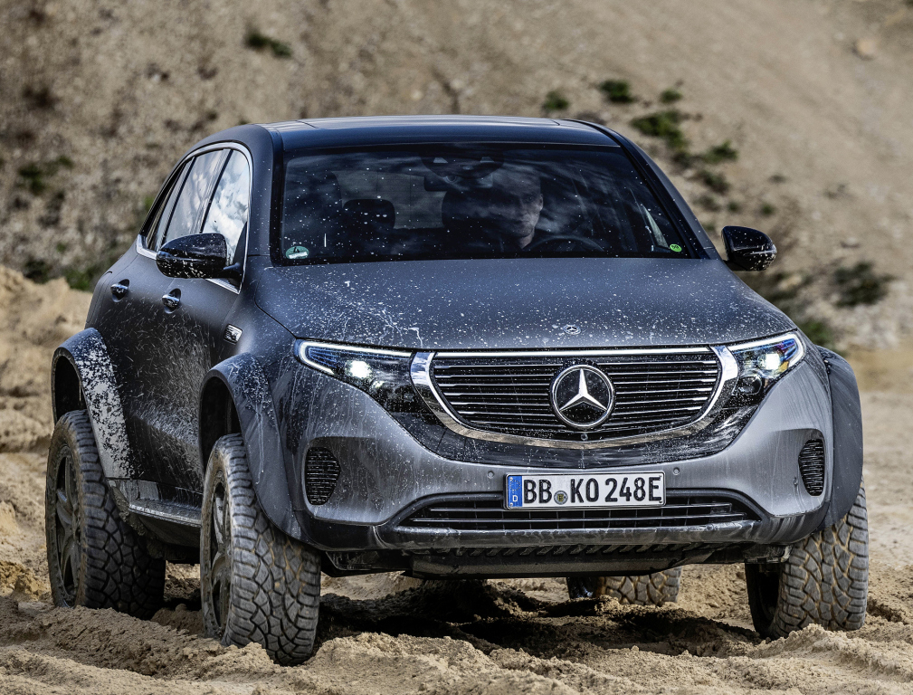 Elektrische Mercedes EQC 4x4² zoekt laadpalen in het wild