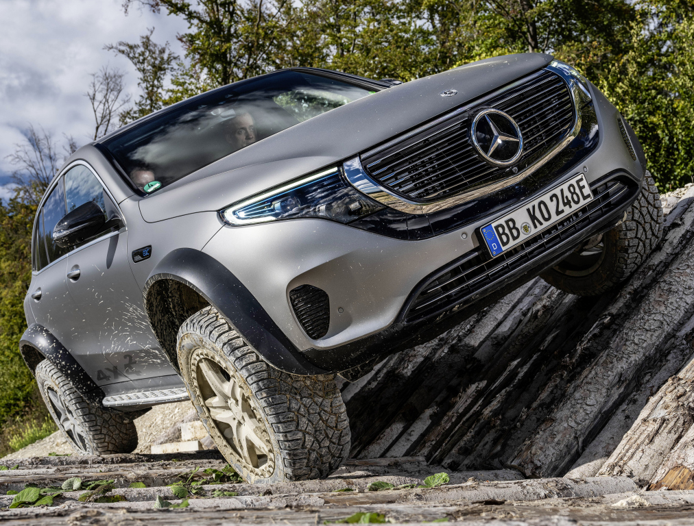 Elektrische Mercedes EQC 4x4² zoekt laadpalen in het wild
