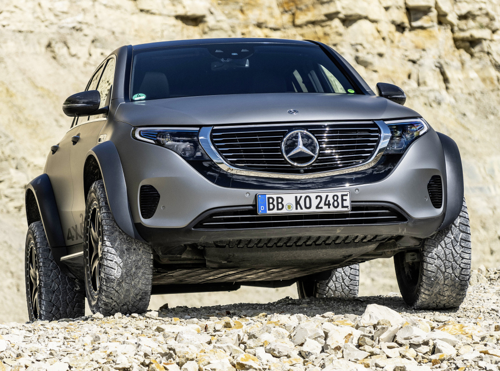 Elektrische Mercedes EQC 4x4² zoekt laadpalen in het wild