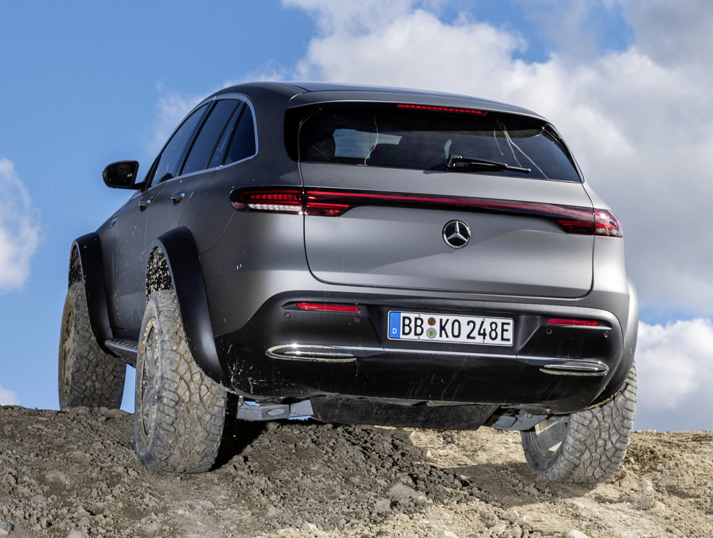 Elektrische Mercedes EQC 4x4² zoekt laadpalen in het wild