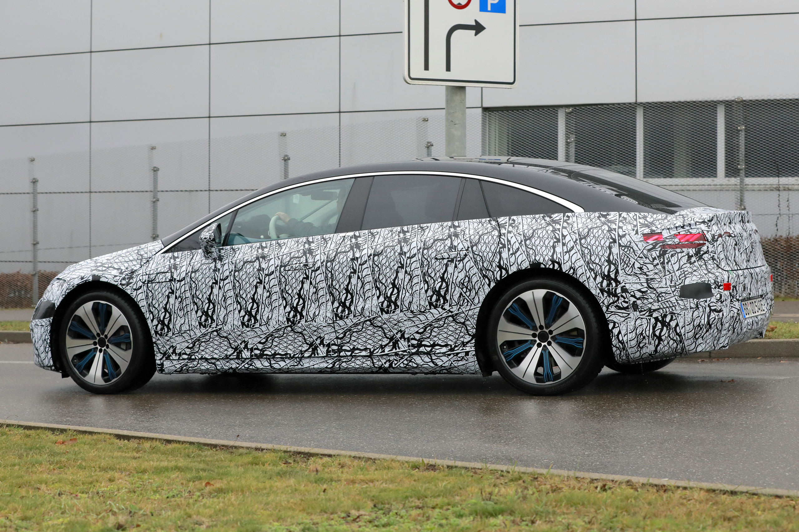Elektrische Mercedes EQS wordt stijlvolle luxelimousine
