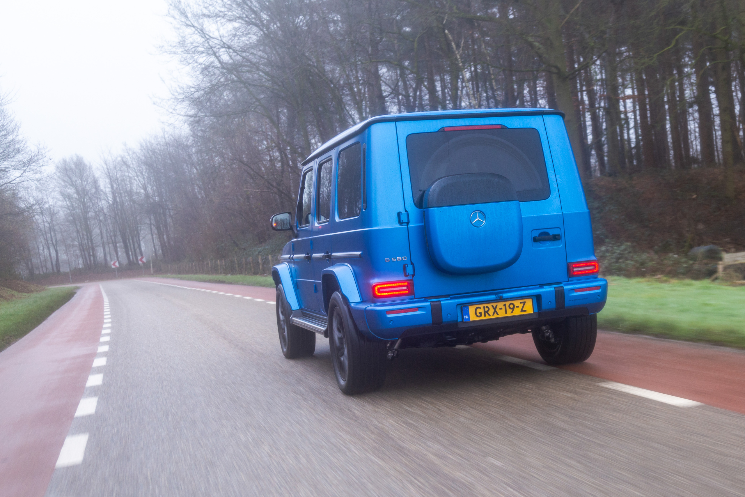 Review Mercedes G 580: verslindt elk wegdek en vreet stroom