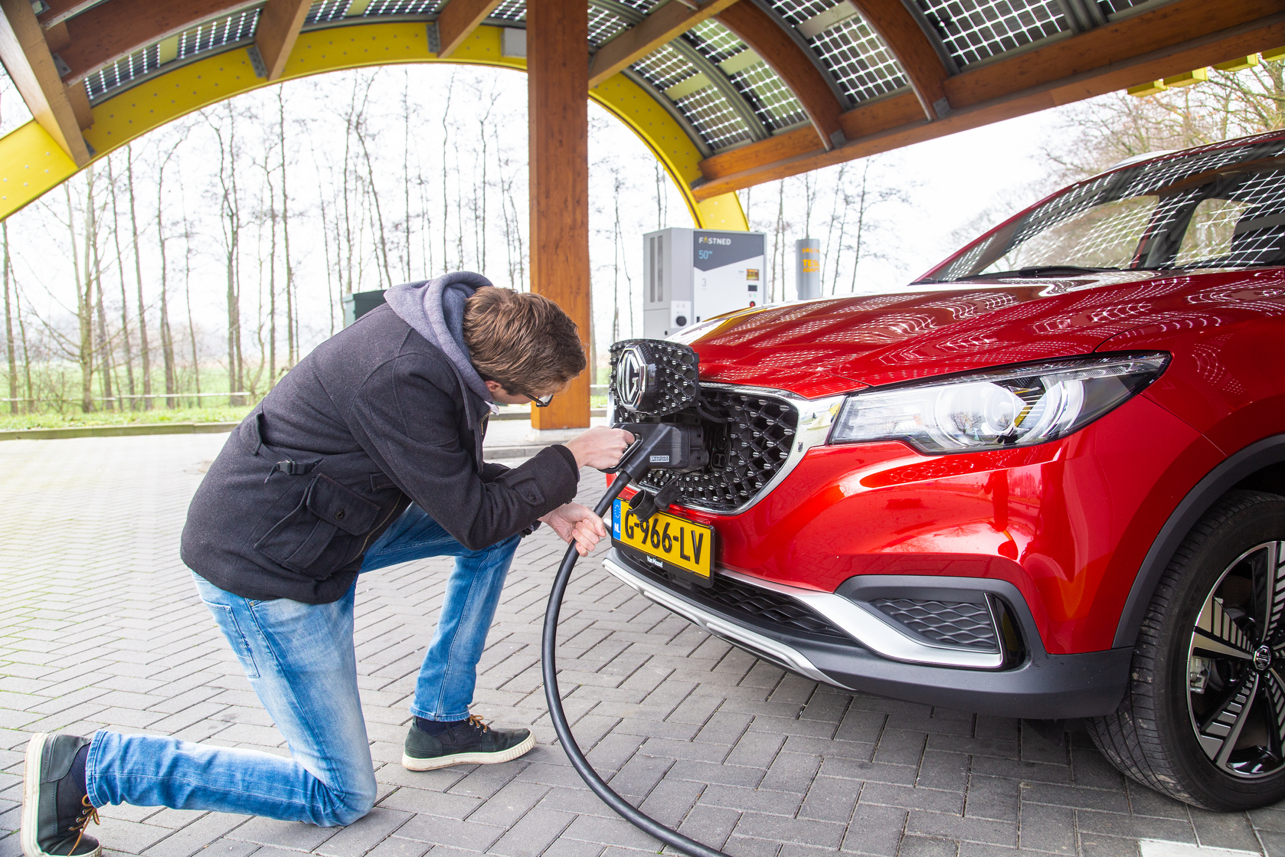 Help! Er zijn in Nederland geen laadpalen genoeg voor alle elektrische auto's