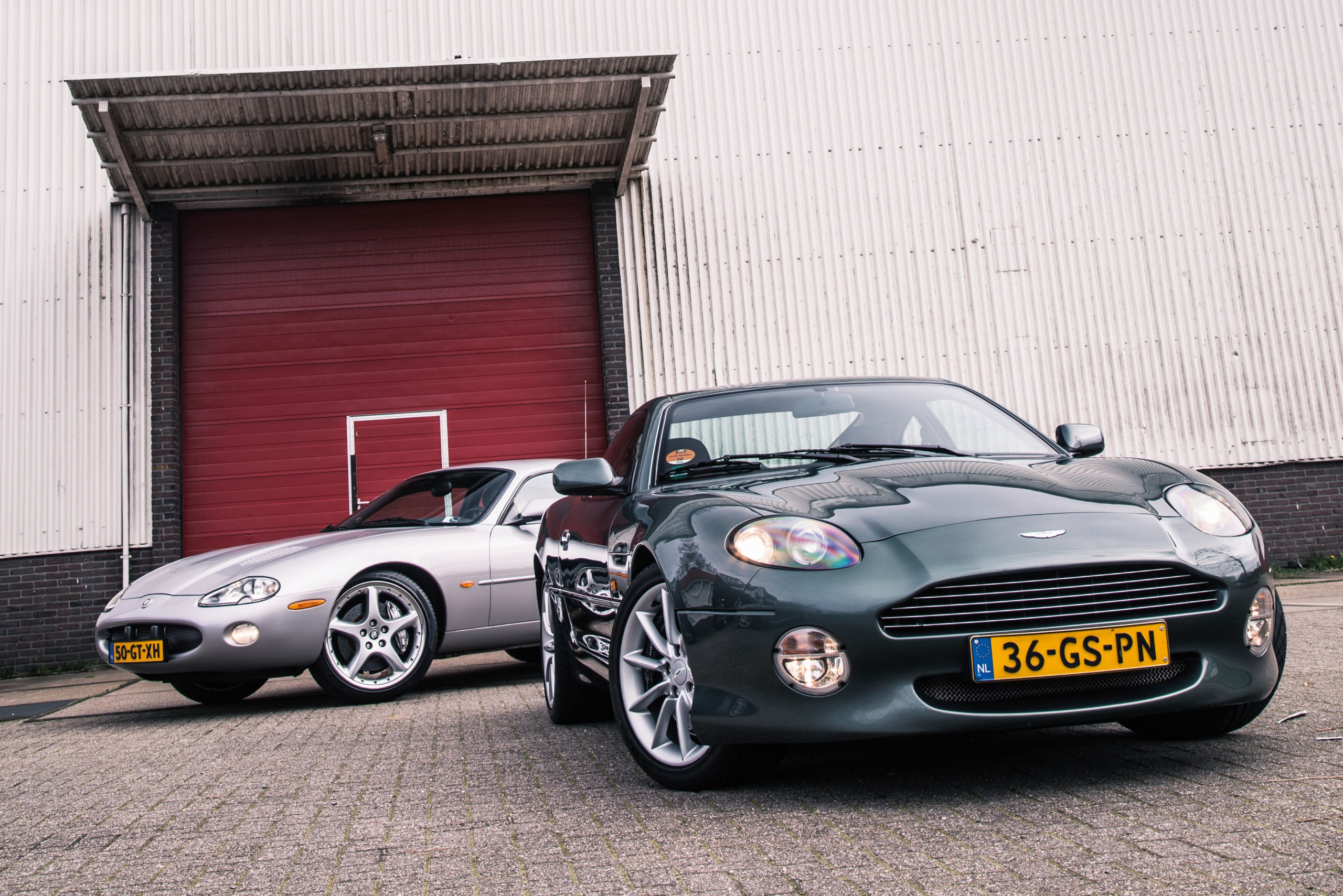 Aston Martin DB7 Vantage - Jaguar XKR: Poepchic voor weinig poen