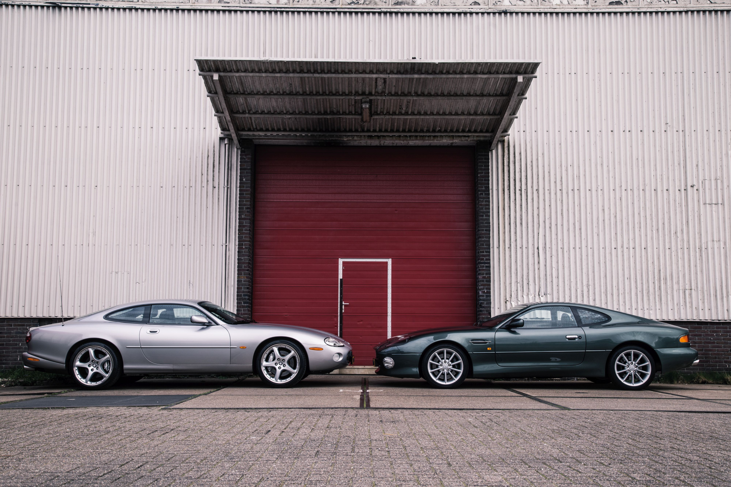 Aston Martin DB7 Vantage - Jaguar XKR: Poepchic, maar niet poenerig