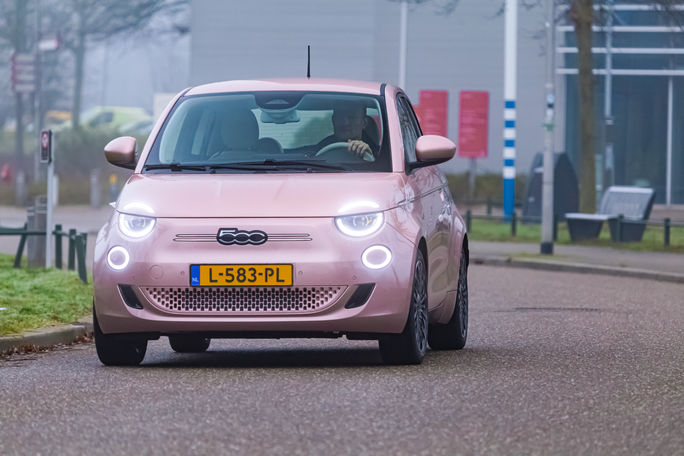 Lezen een schuldeiser Bekijk het internet Eerste review: waarom de elektrische Fiat 500e 3+1 wel en geen deurslaand  succes is - AutoReview.nl