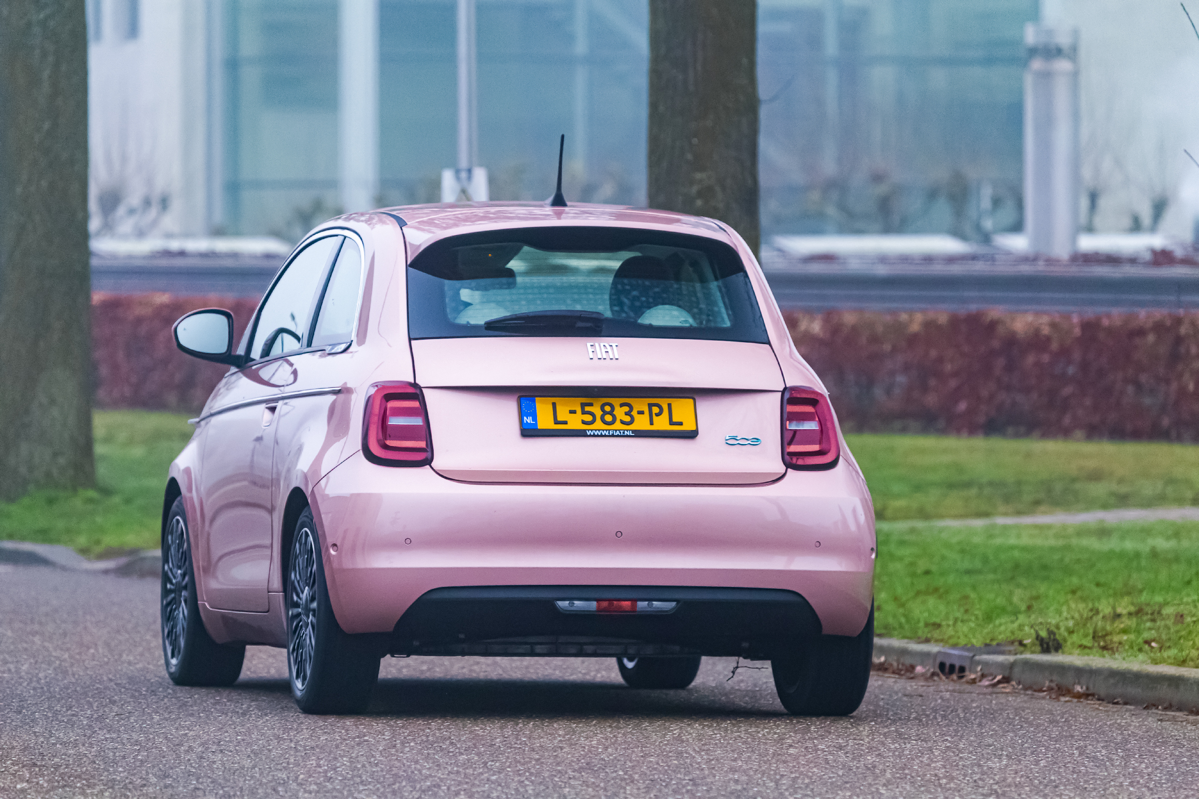 Eerste review: waarom de elektrische Fiat 500e 3+1 wel en geen deurslaand succes is