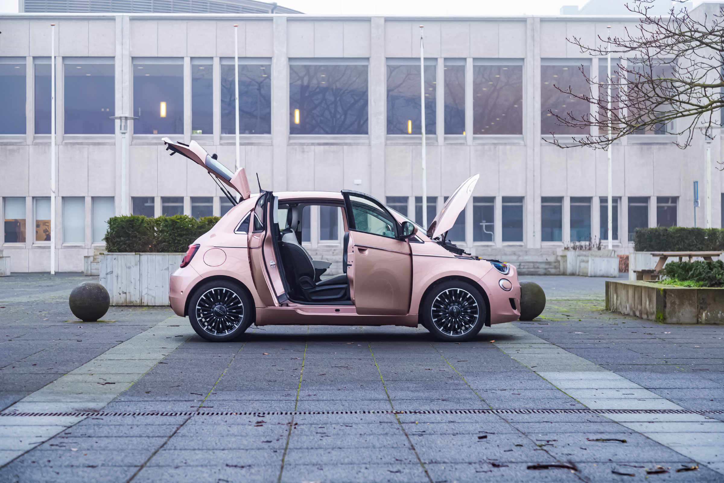 Eerste review: waarom de elektrische Fiat 500e 3+1 wel en geen deurslaand succes is