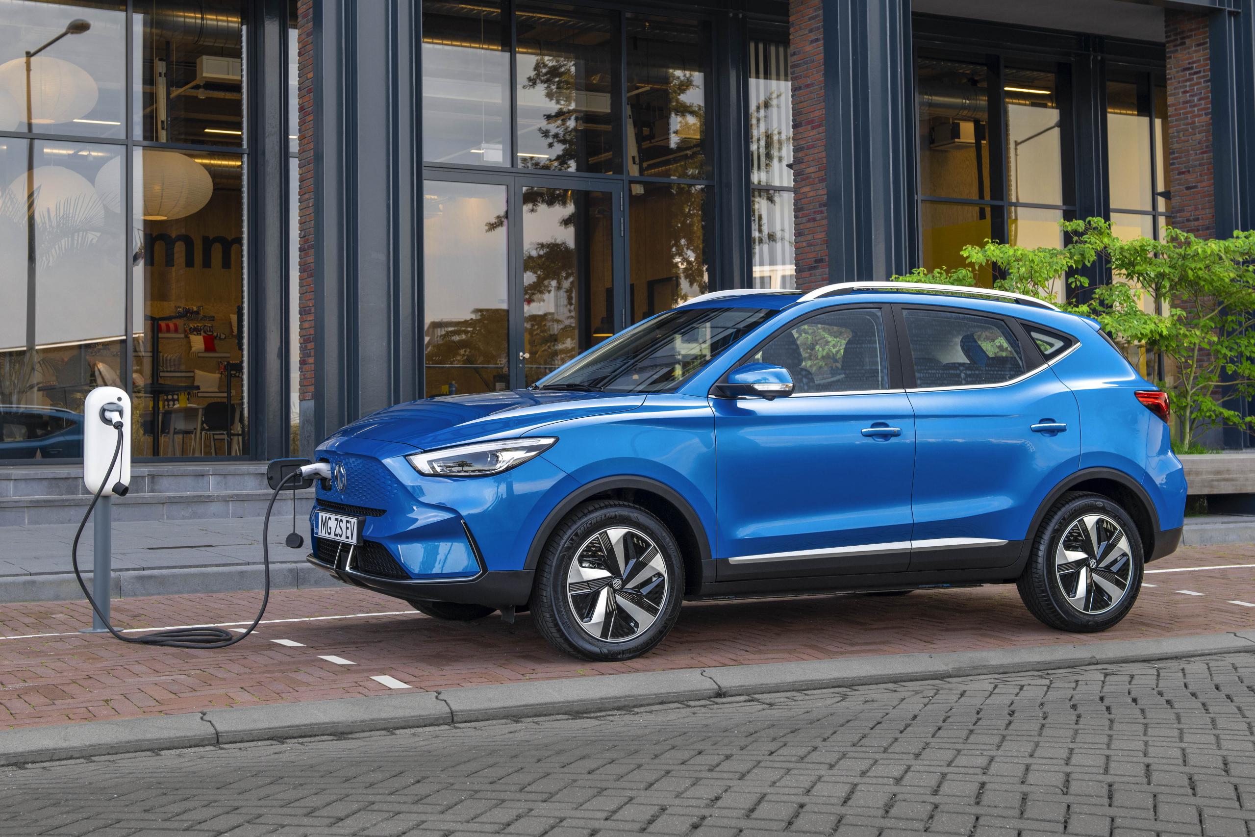 Benzine voor maar 1,42 euro? Zo voelt het als je met deze auto’s rijdt