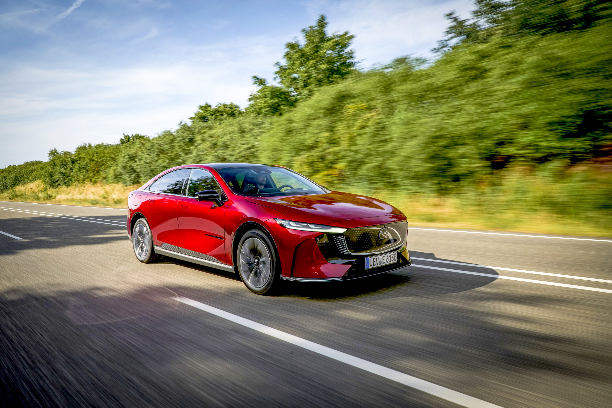 Nederland koopt meer auto's: feest bij Mazda en Volvo