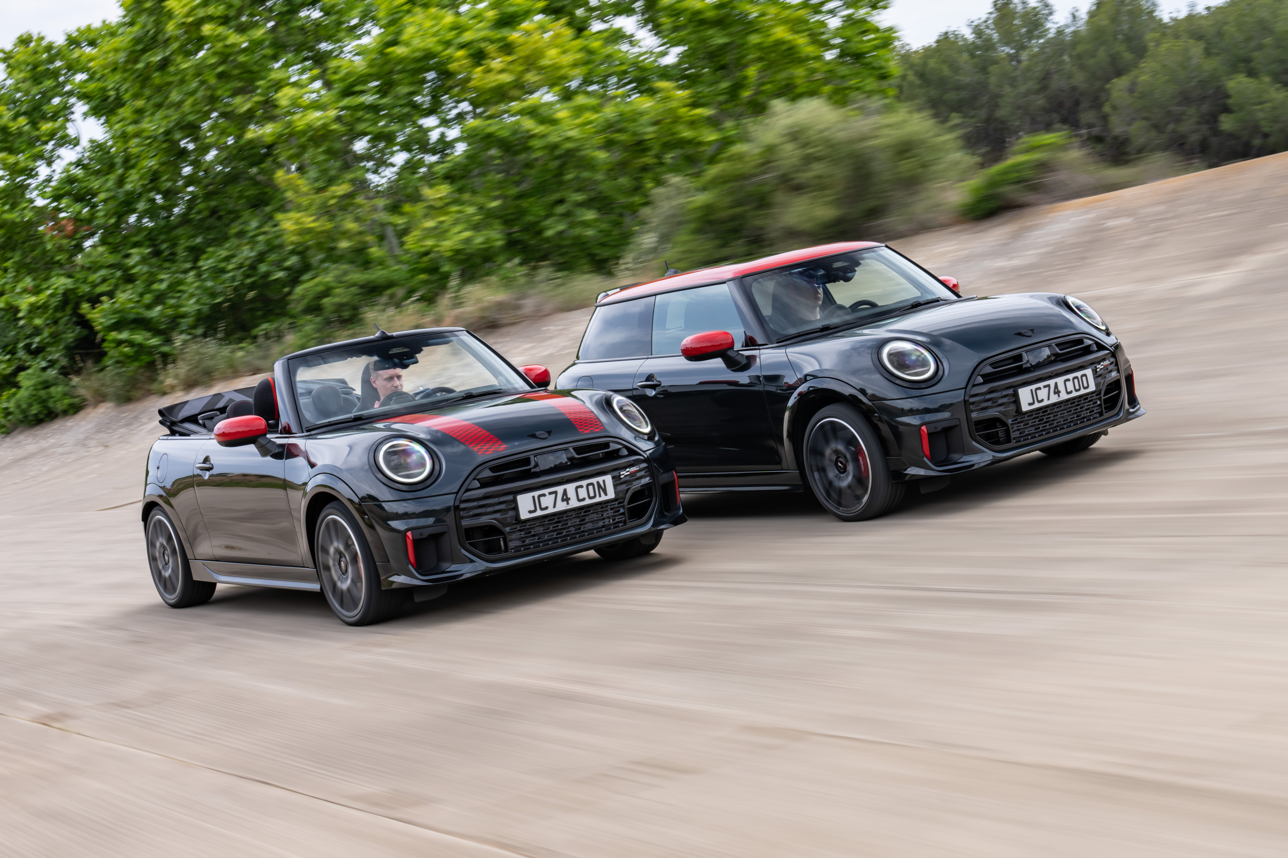 Met de nieuwe Mini John Cooper Works (2025) rijd je de elektrische versie uit je binnenspiegel