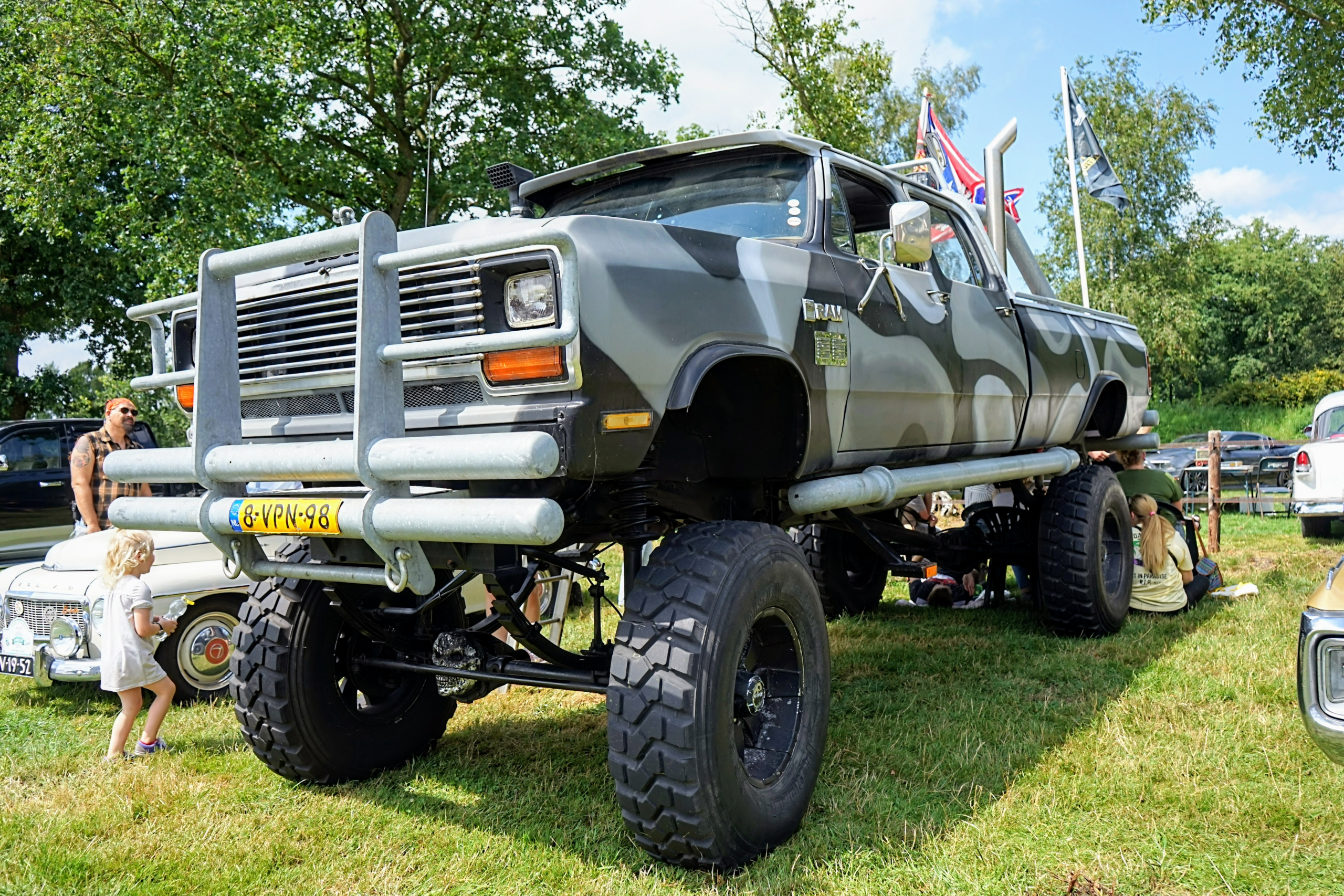 Op deze plek komen Amerikaanse auto's en hunebedden samen