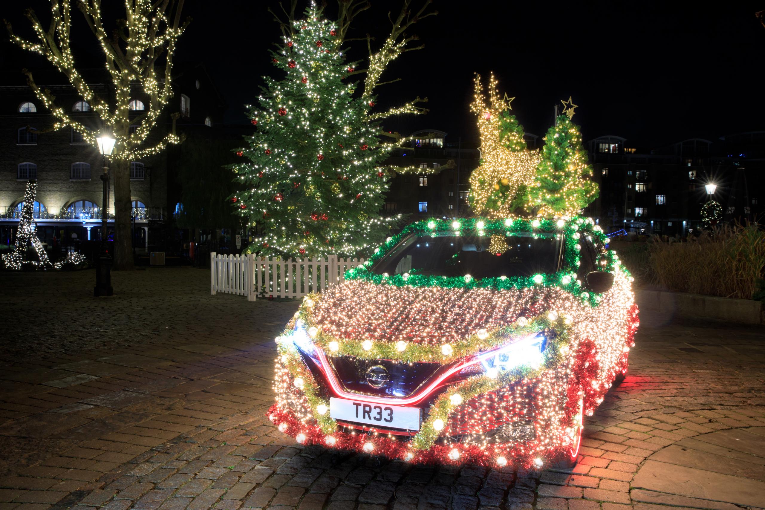 Nissan Leaf vermomd als kerstboom