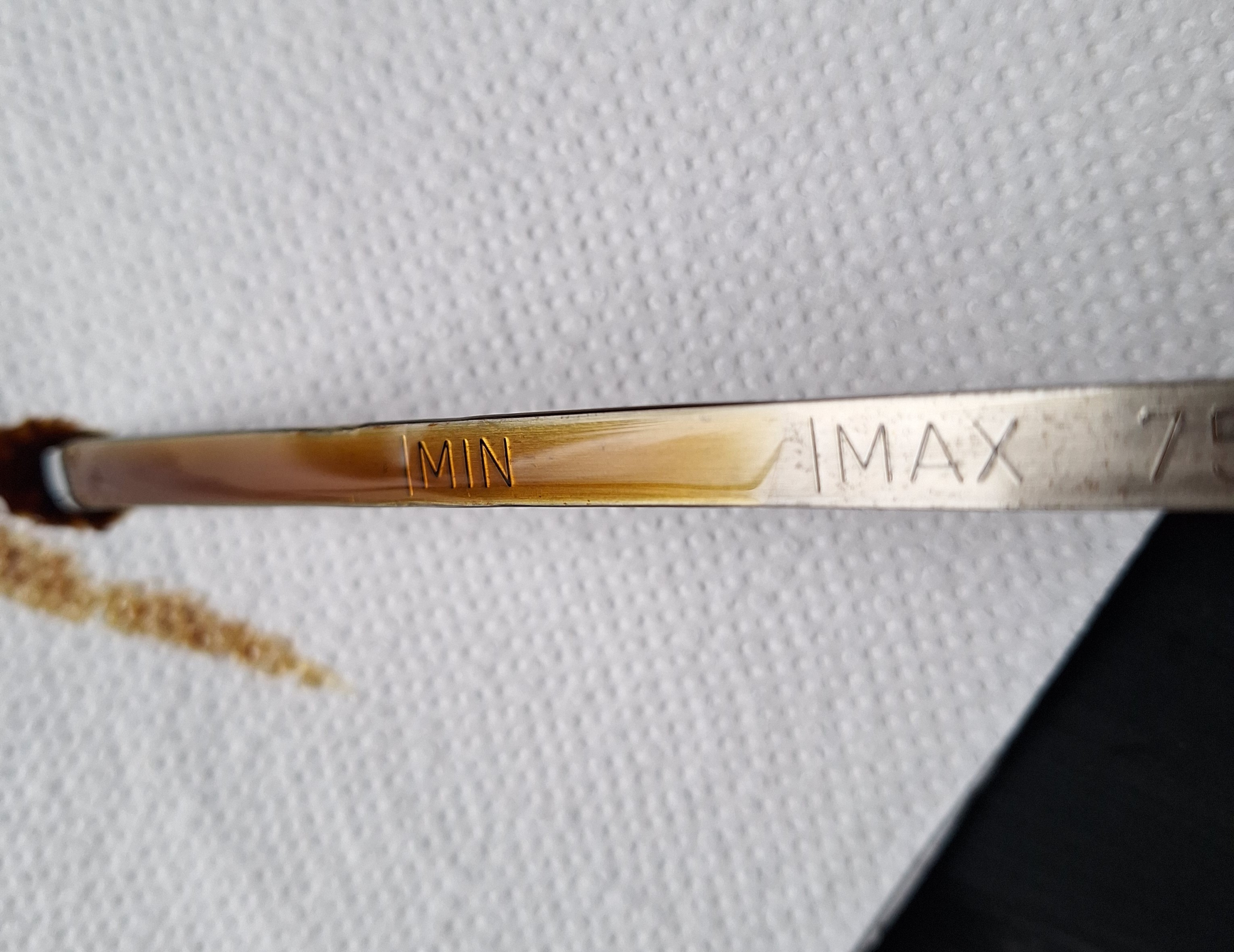 Olielampje auto brandt: wat je wel en niet moet doen