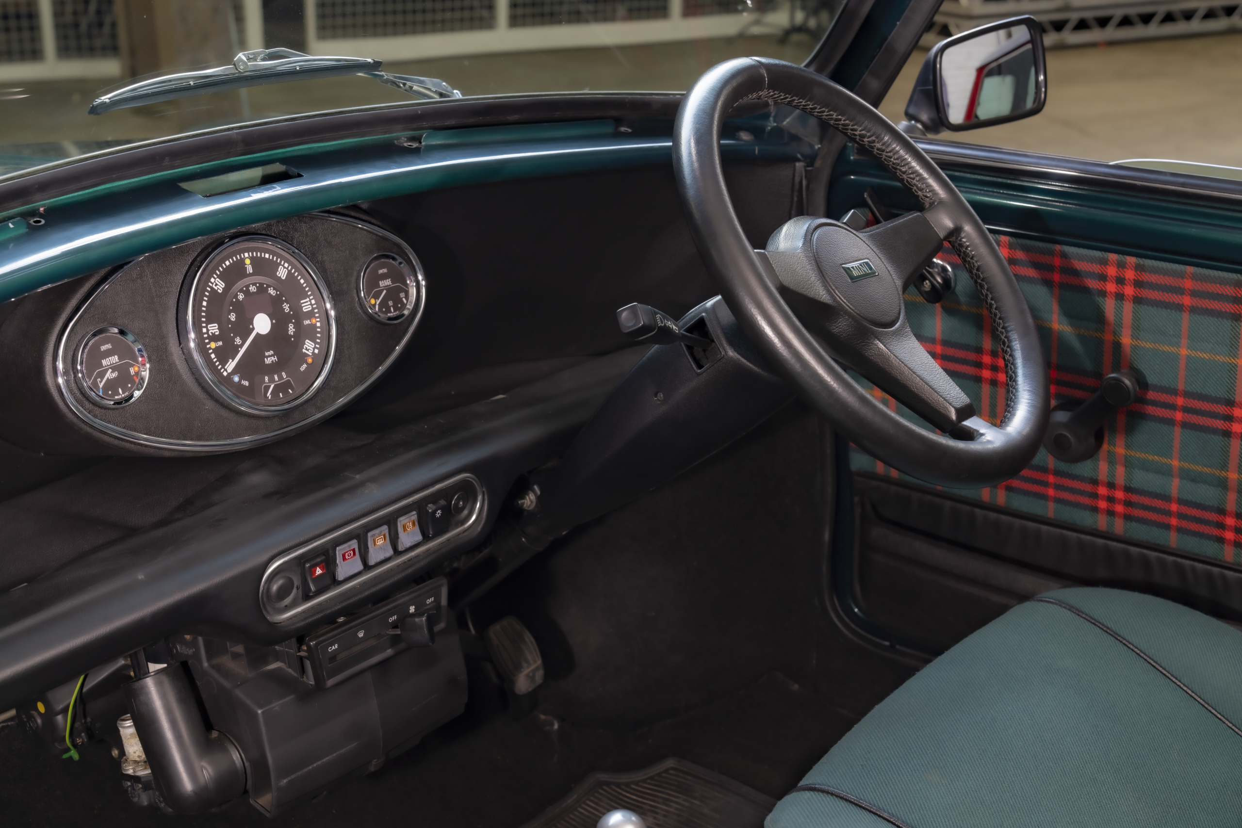 Klassieke Mini is ideaal elektrisch stadsautootje. Dus bouwt Mini zelf de auto voor je om