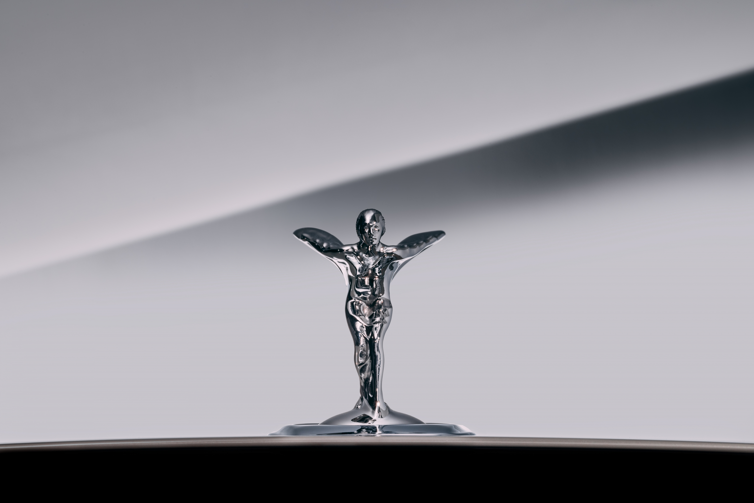 Dit is waarom de nieuwe Spirit of Ecstasy van Rolls-Royce de schaatshouding van Ireen Wüst heeft