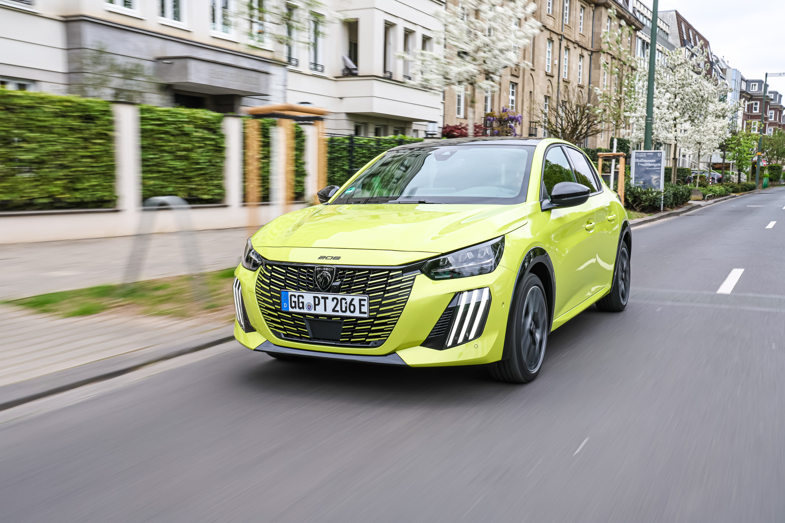 TEST: Renault 5 vs. Peugeot e-208: deze Fransman rijdt het fijnst.