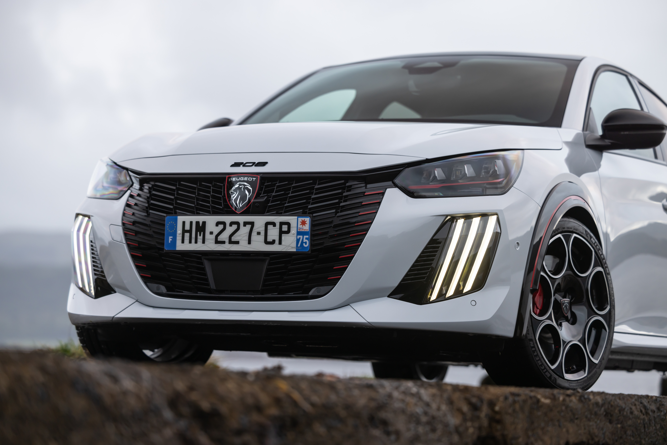 Review Peugeot E-208 GTi: is de duurste hot hatch van Stellantis ook de leukste thuis?