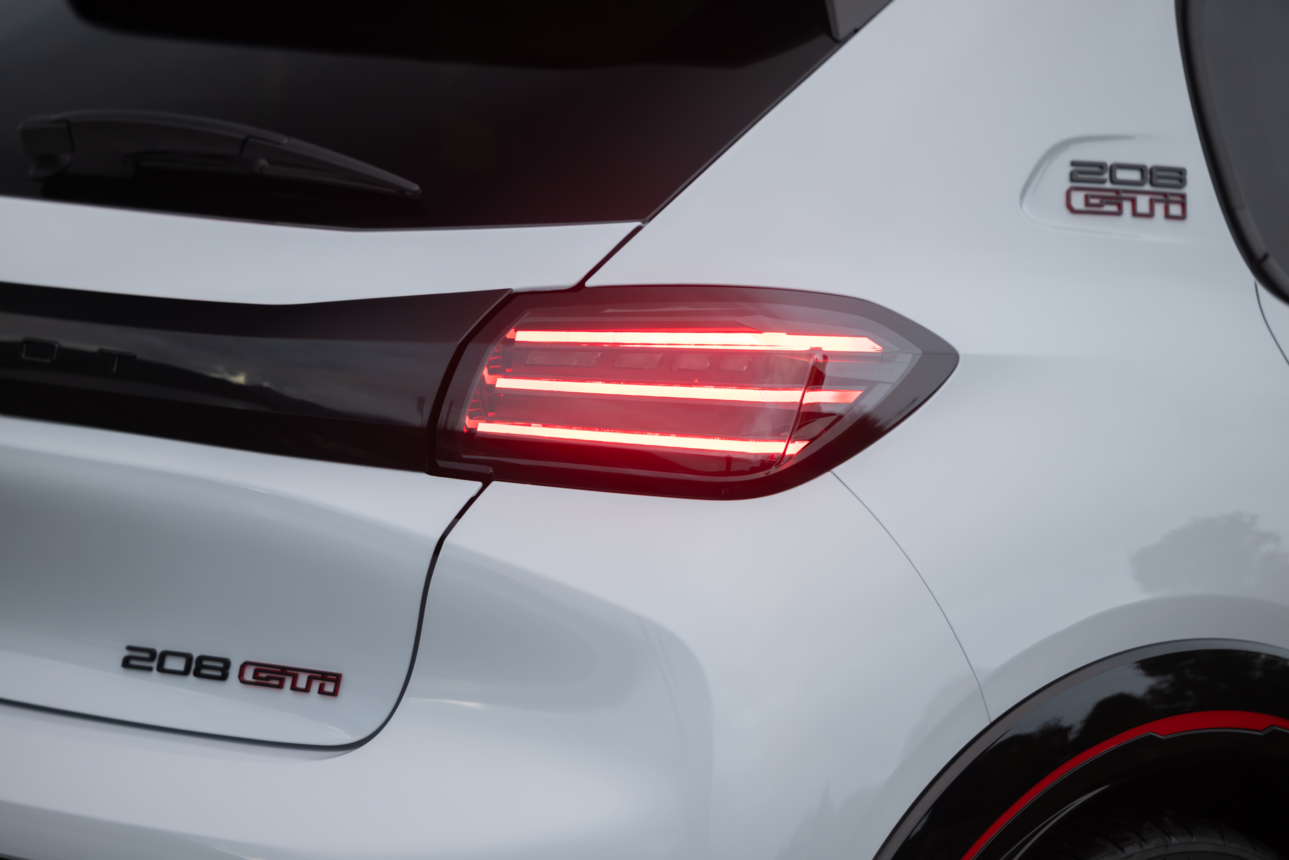 Review Peugeot E-208 GTi: is de duurste hot hatch van Stellantis ook de leukste thuis?