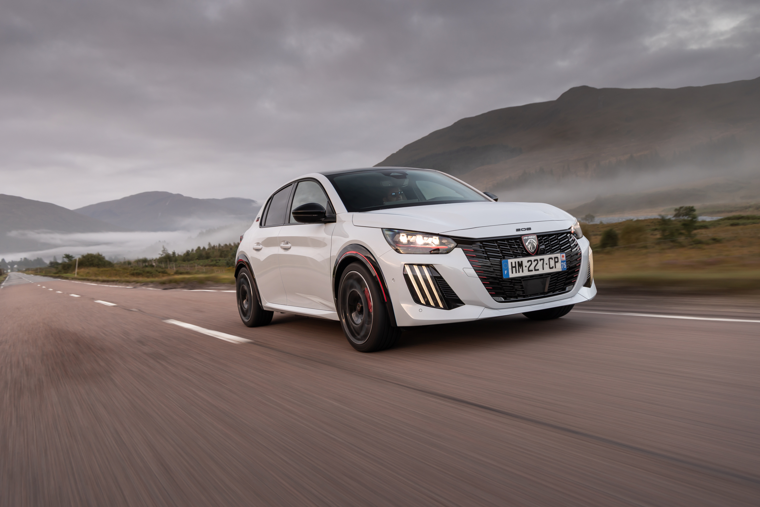 Review Peugeot E-208 GTi: is de duurste hot hatch van Stellantis ook de leukste thuis?